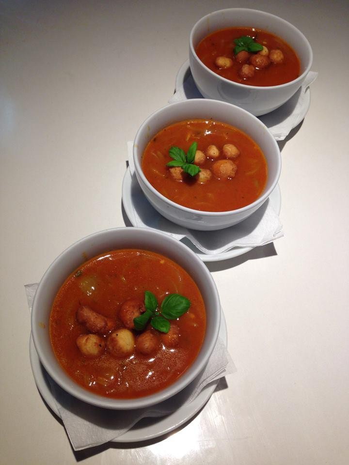 Toskańska zupa pomidorowa z mini pączkami