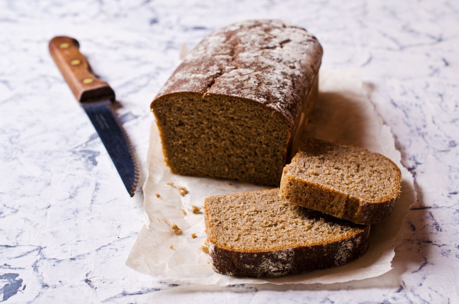 Domowy chleb żytni na drożdżach z otrębami