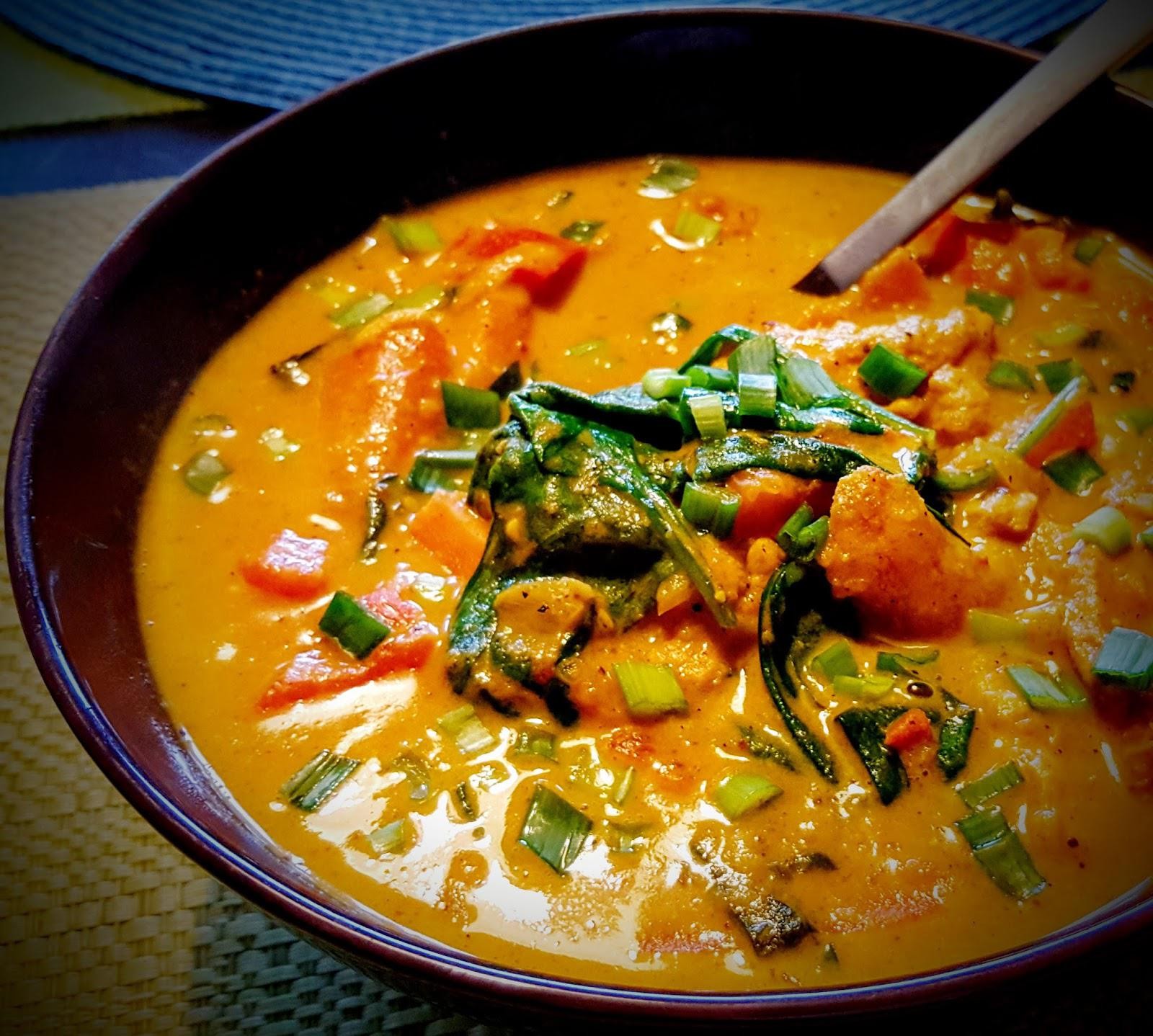 Curry z kurczakiem, batatami i młodym szpinakiem