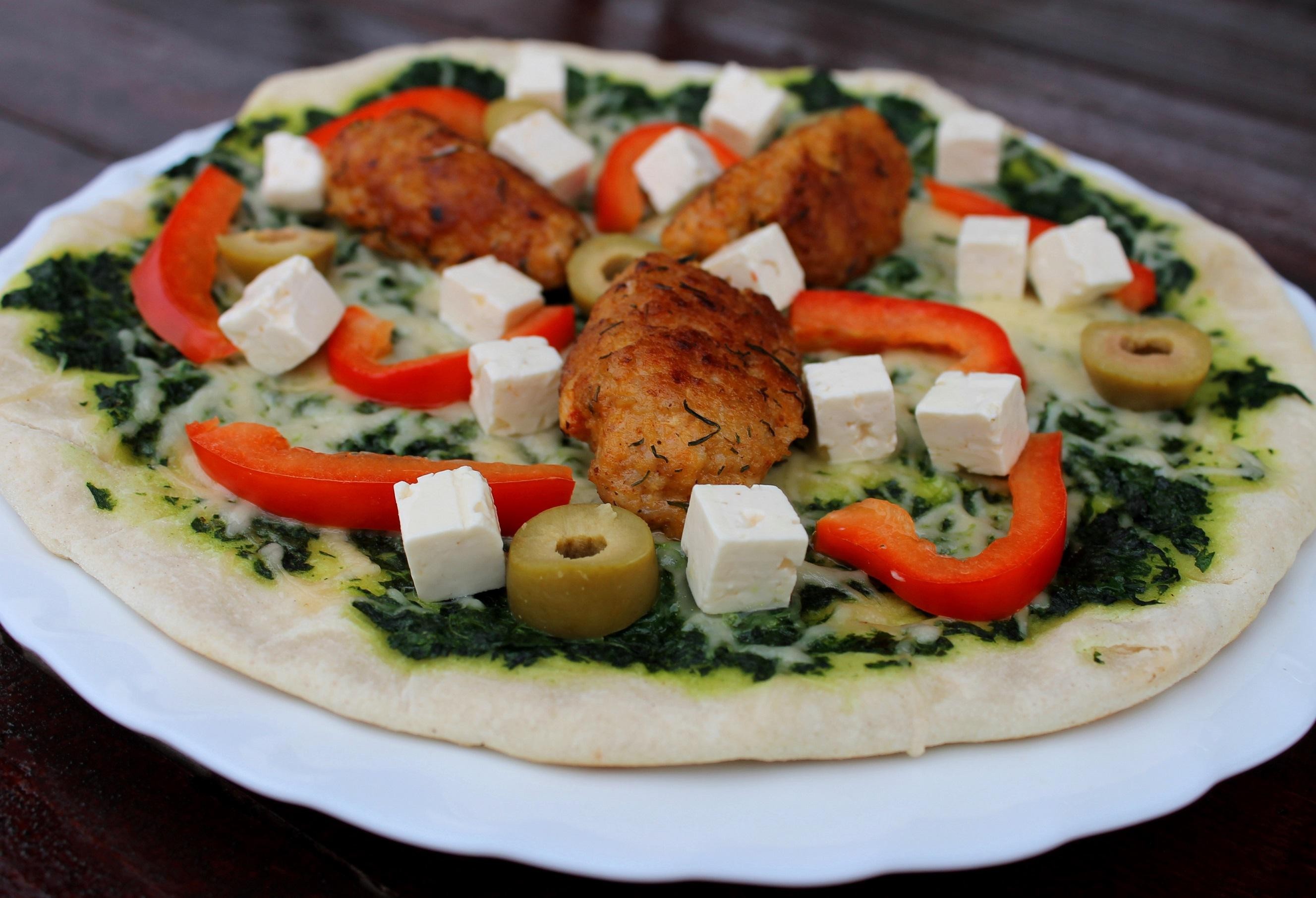 Jaglana pizza z patelni z sosem szpinakowym 