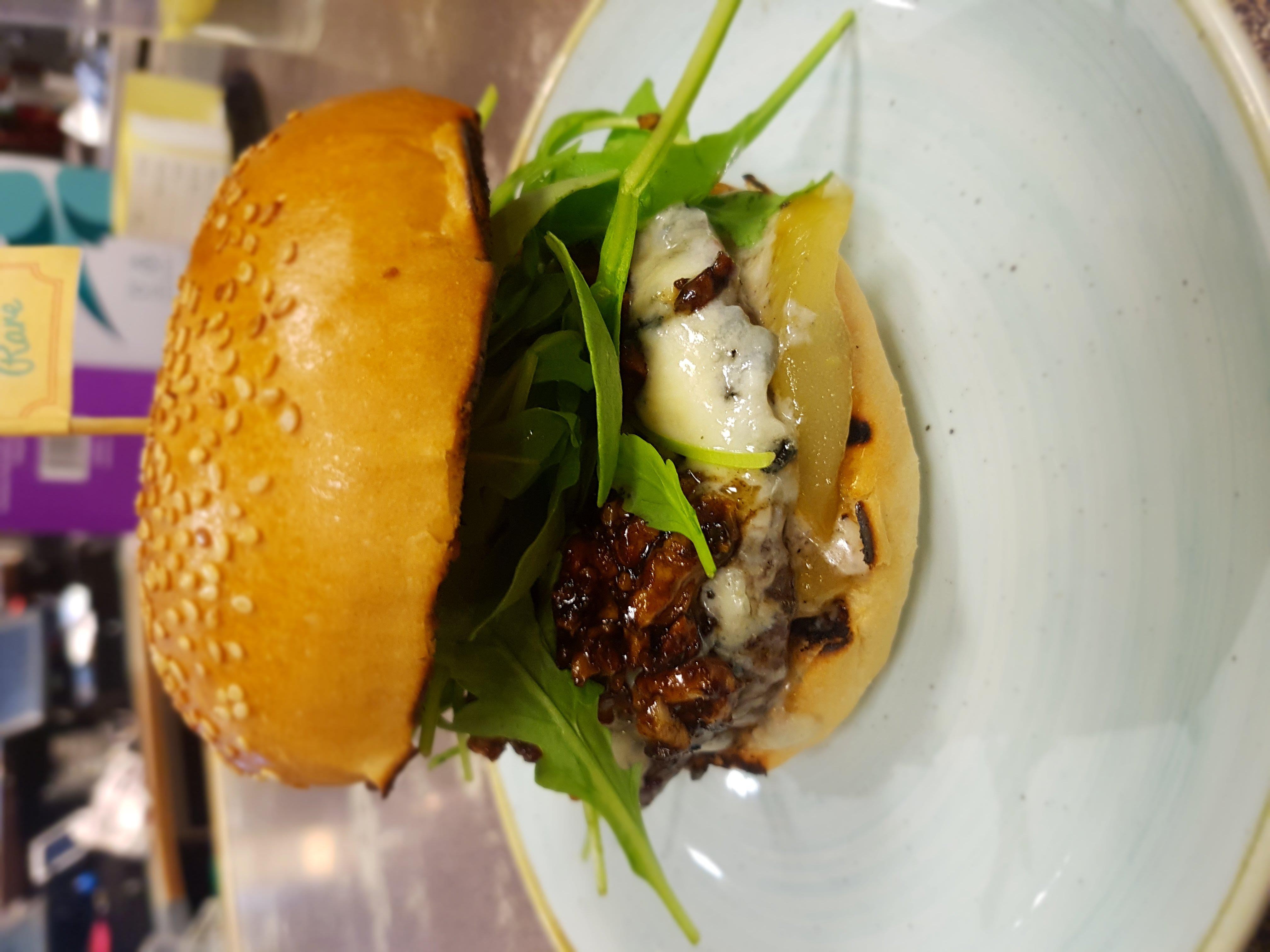 Burger z karmelizowanymi gruszkami i serem gorgonzol