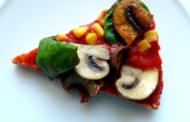 Prawiepizza z pieczarkami i bazylią