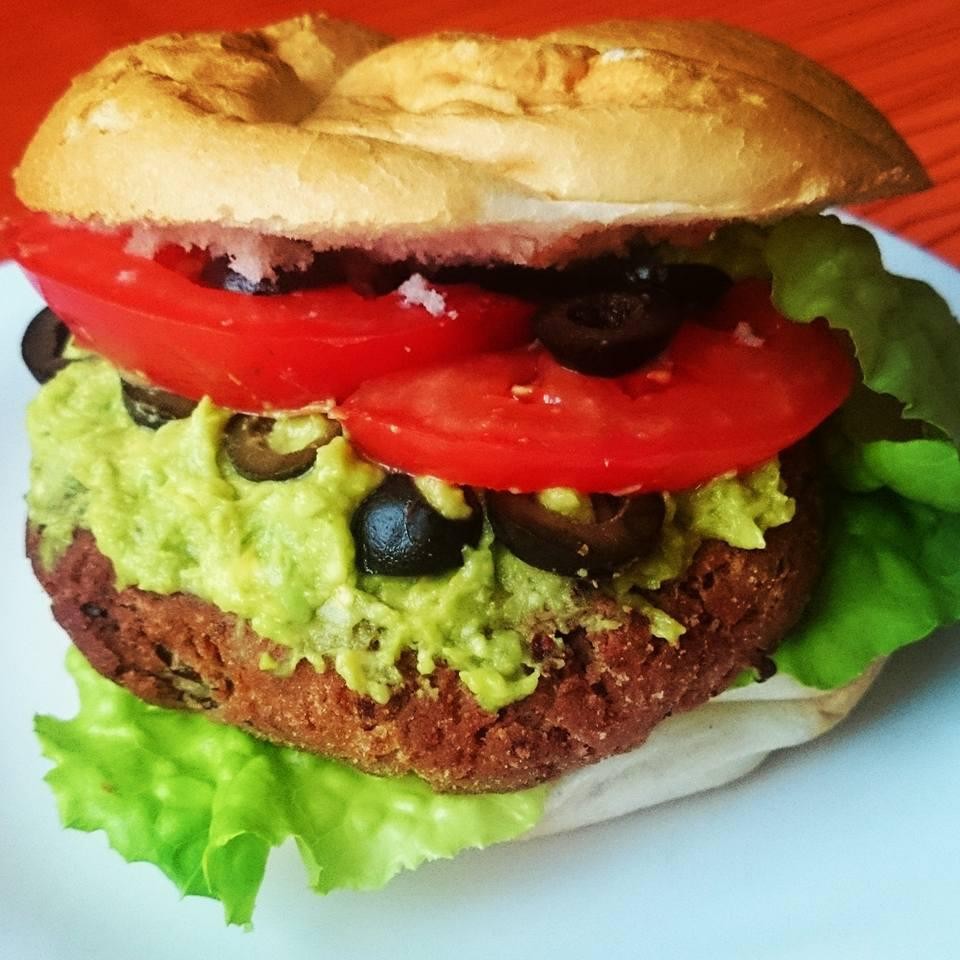 Hamburger z kotletem z czerwonej fasoli