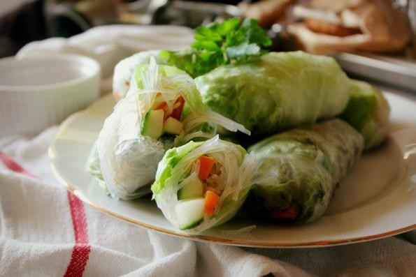 Spring rolls z kurczakiem i chrupiącymi warzywami na ostro