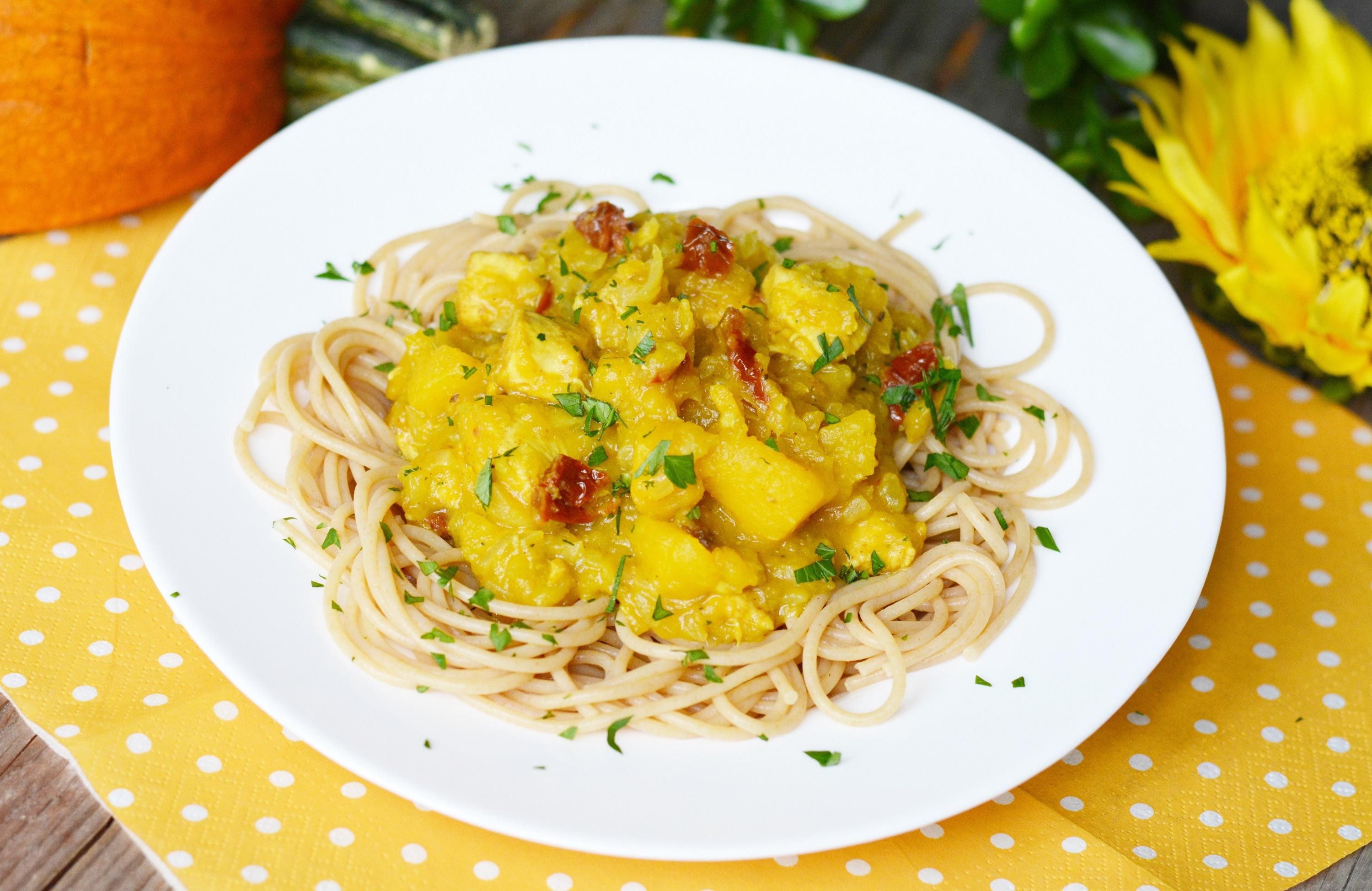 Spaghetti z kurczakiem i aromatycznym sosem z dyni