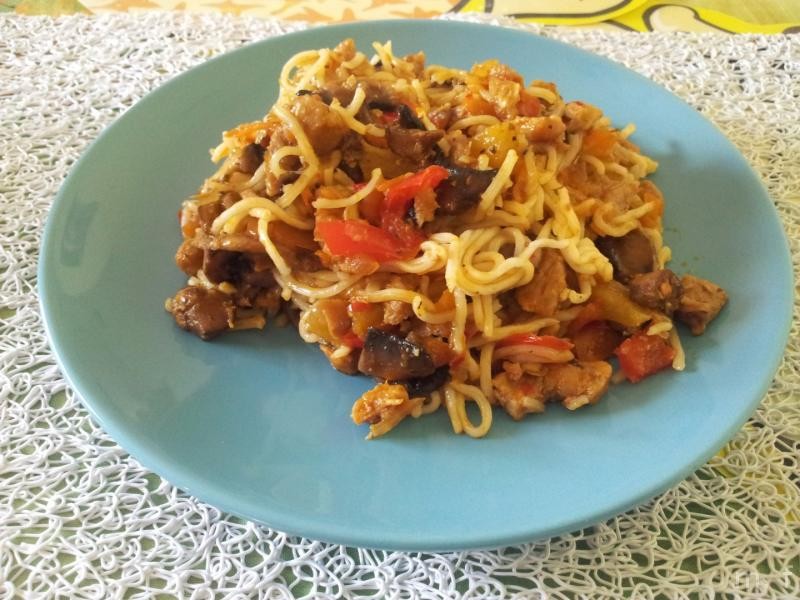 Noodle z wieprzowiną z dodatkiem miodu i chili