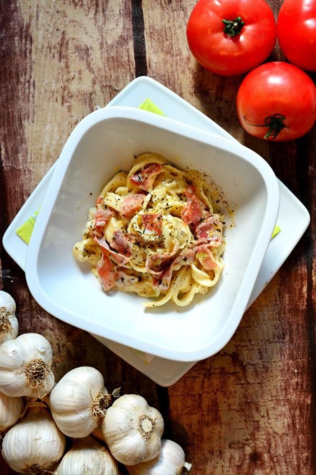 Tagliatelle w sosie śmietanowym z szynką parmeńską (prosciutto)