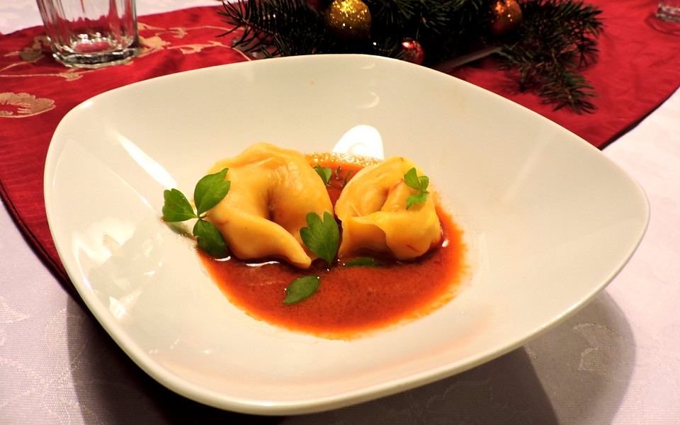 Szafranowe Tortellini z farszem z krewetek i boczku w sosie krewetkowym.