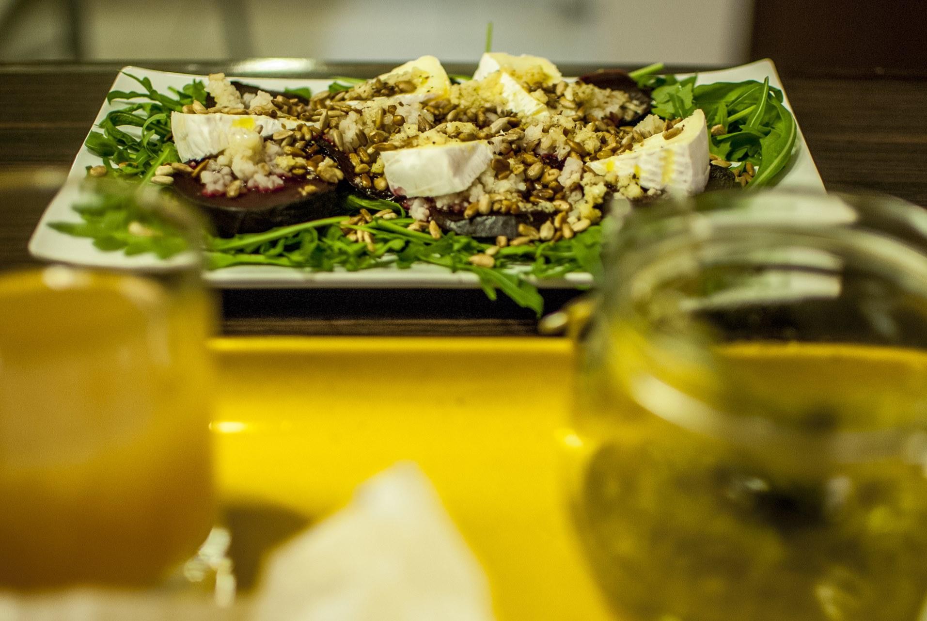 sałatka z pieczonymi burakami, kaszą bulgur oraz camembert
