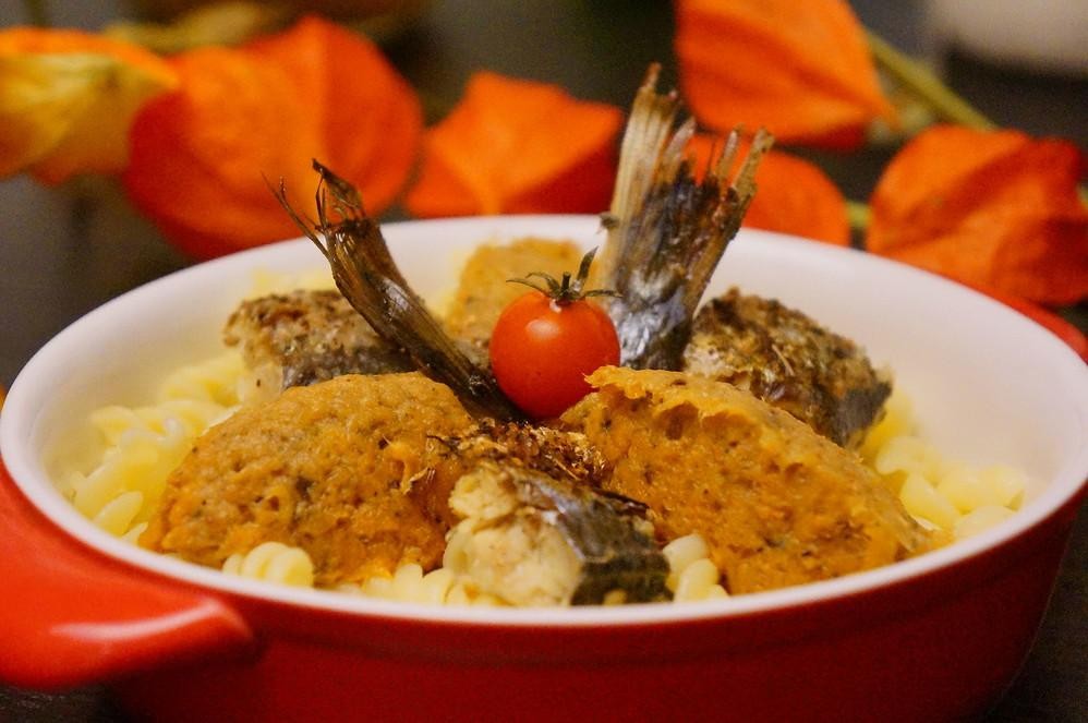 Świderki w pesto śledziowo-kapuścianym i pieczonym śledziem