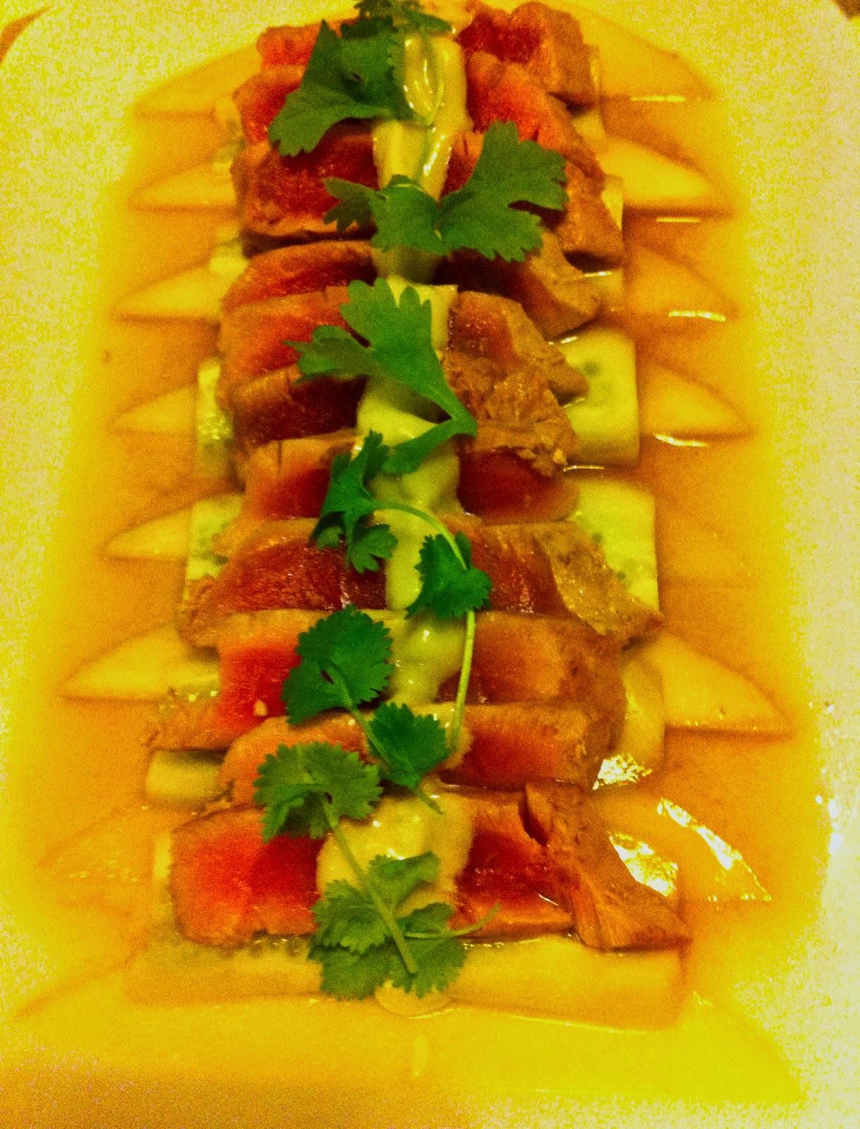 Tuńczyk tataki z mango i ogórkiem