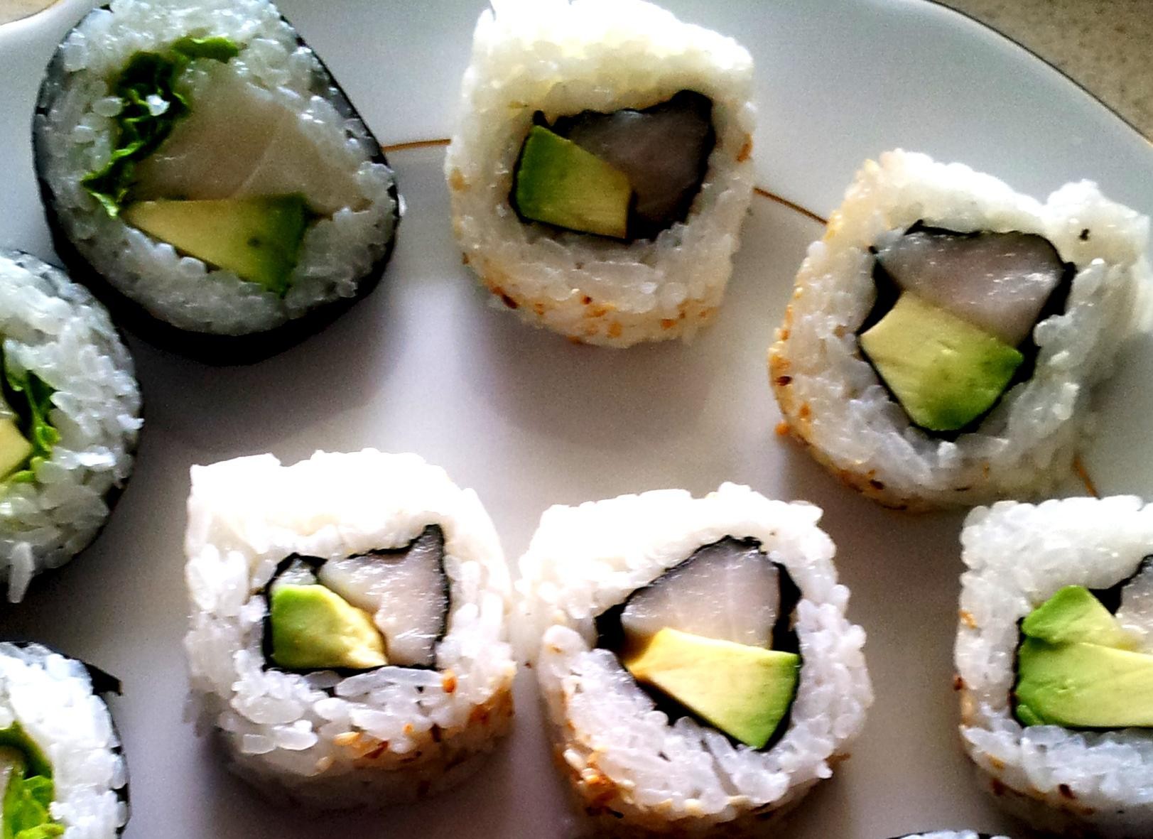 Sushi z białą rybą i awokado