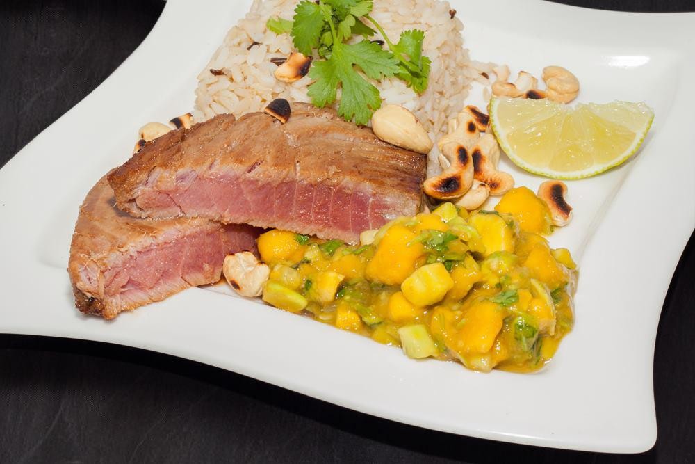 Stek z tuńczyka z tropikalną salsą