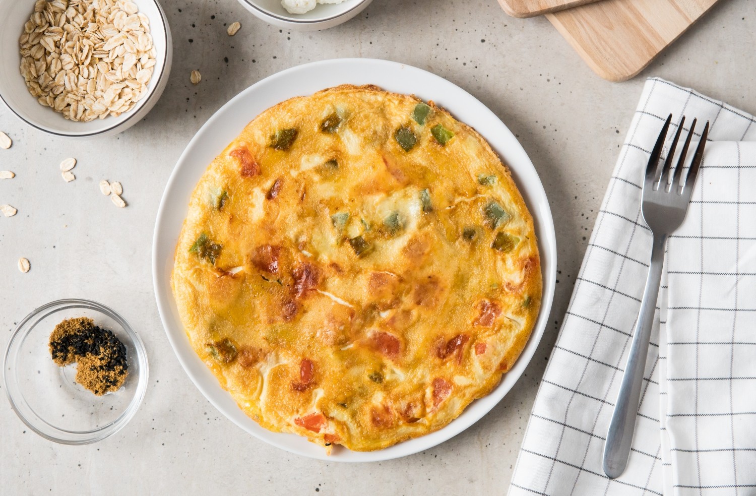 Owsiany omlet z twarogiem i warzywami