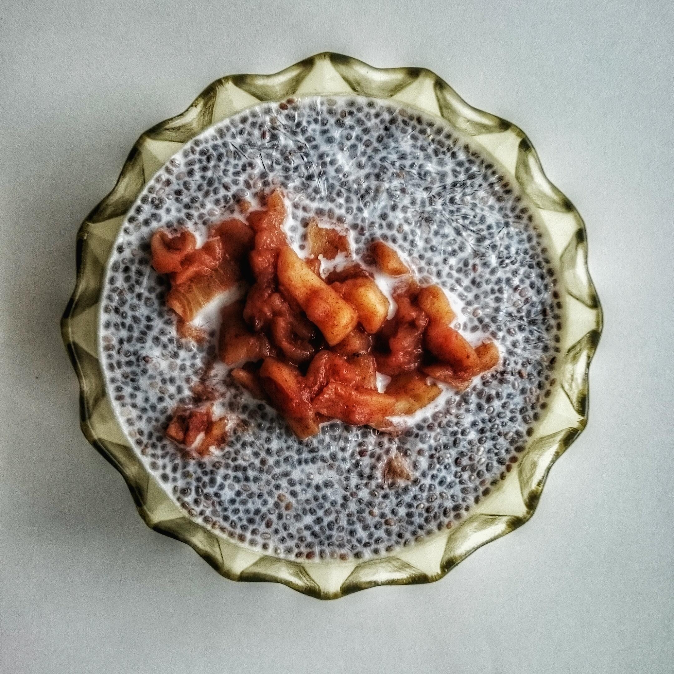 Pudding z nasionami chia ze smażonymi jabłkami