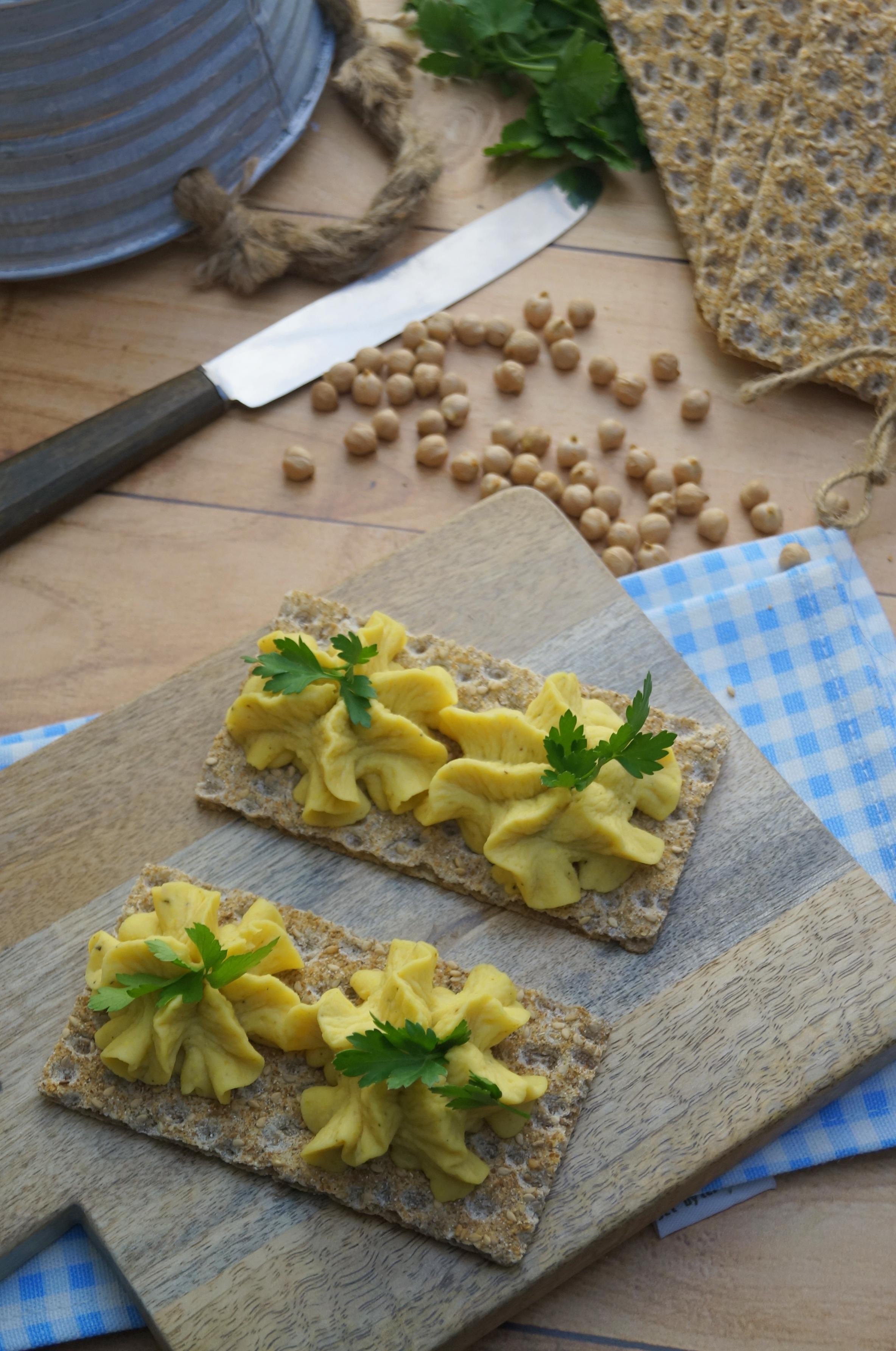 Pasta kanapkowa z ciecierzycą i kaszą jaglaną