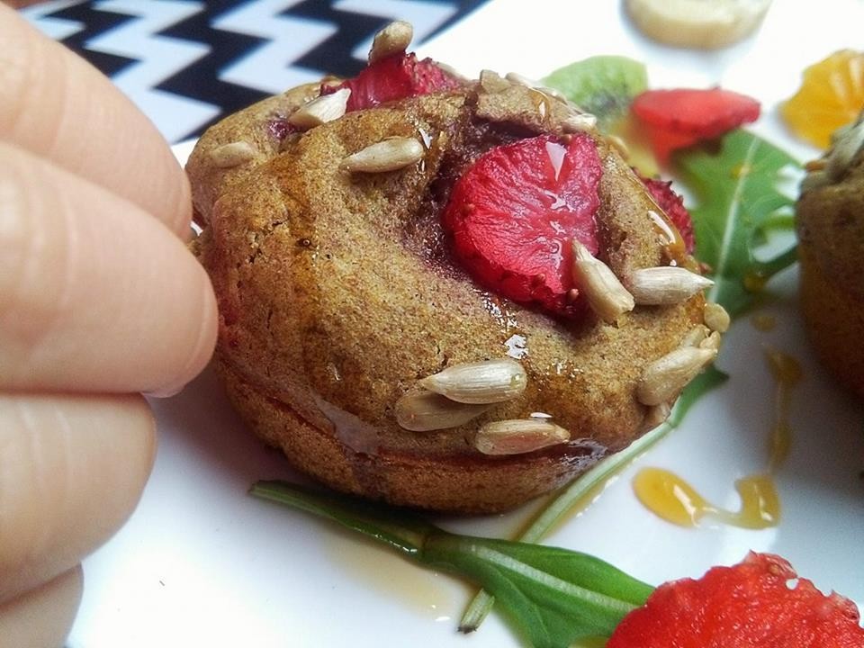 Razowe muffinki naleśnikowe z owocami