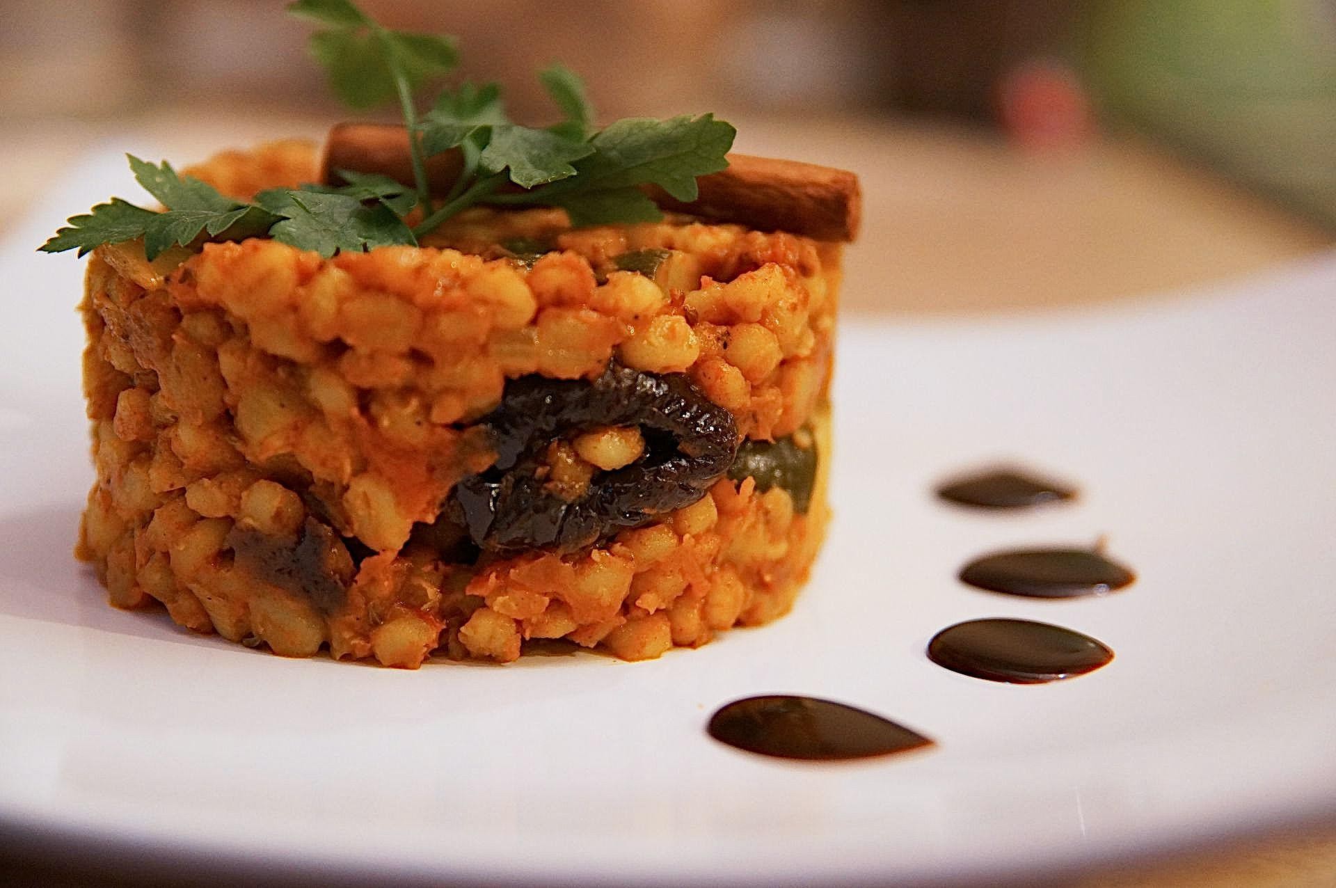Orientalne curry z pęczakiem, cukinią i suszoną śliwką