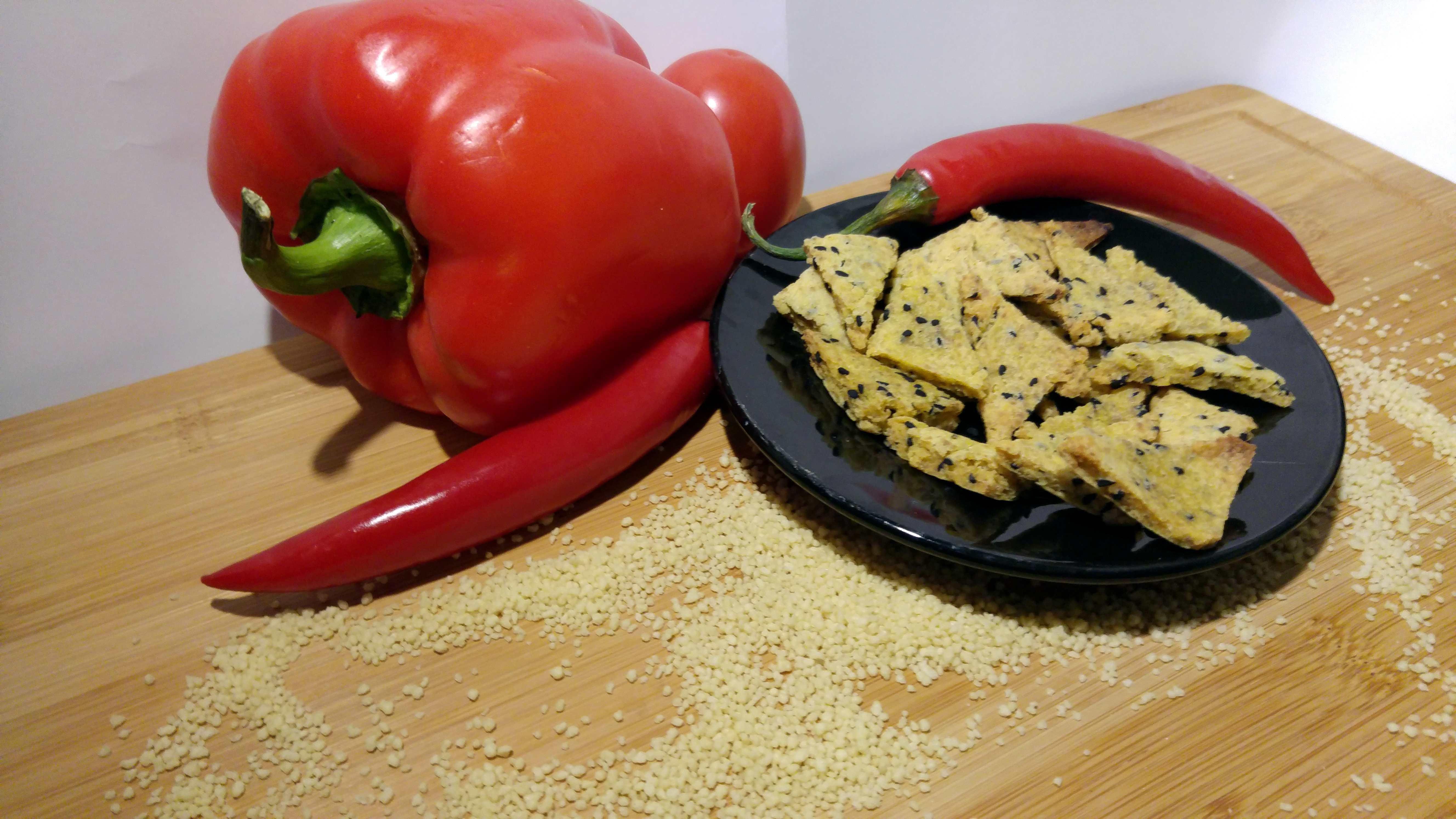 Domowe nachos z kaszy jaglanej i czarnuszki 