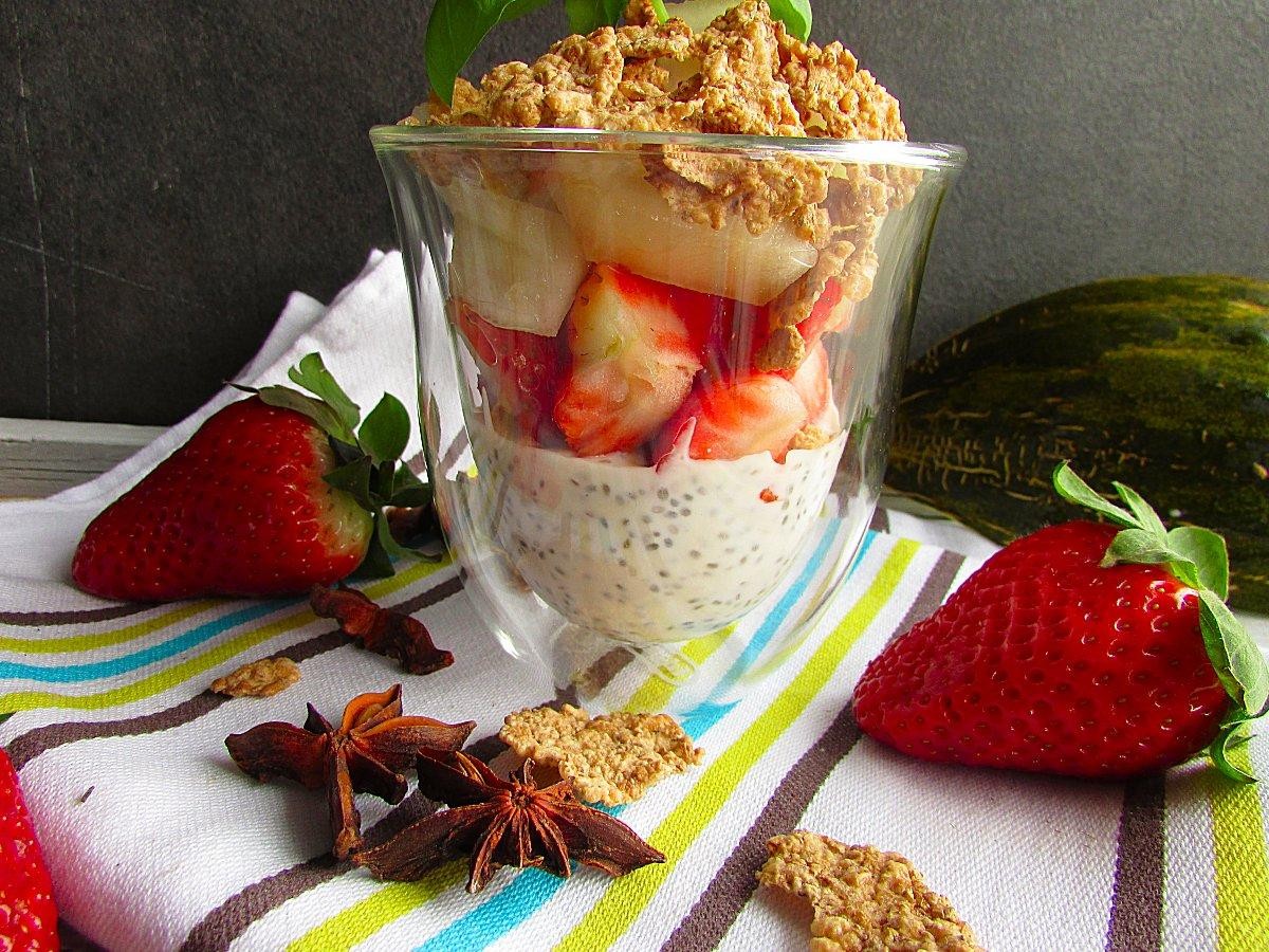 Jogurt z chia z melonem i truskawkami 