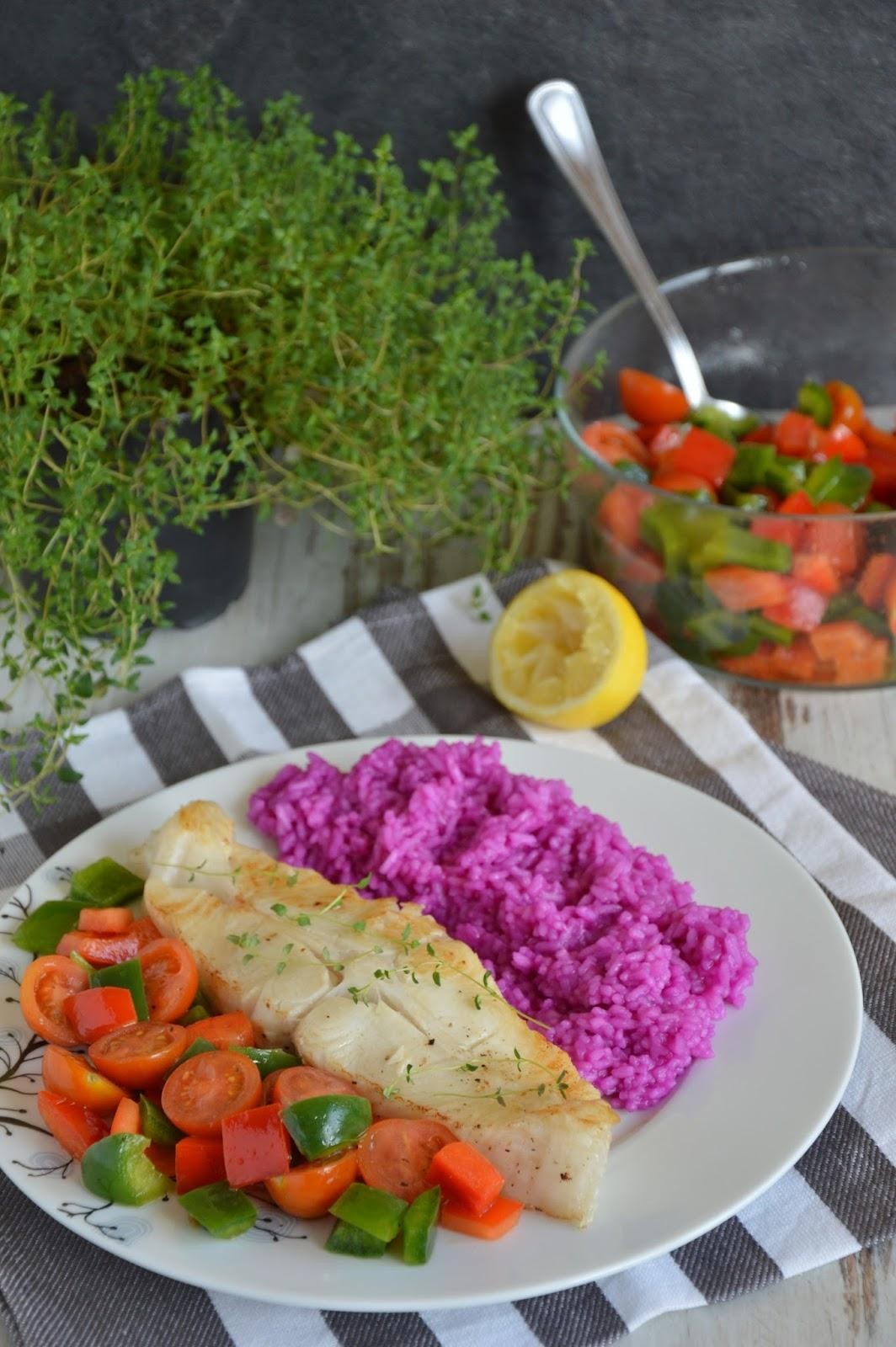 Smażony halibut z warzywną salsą i buraczanym ryżem