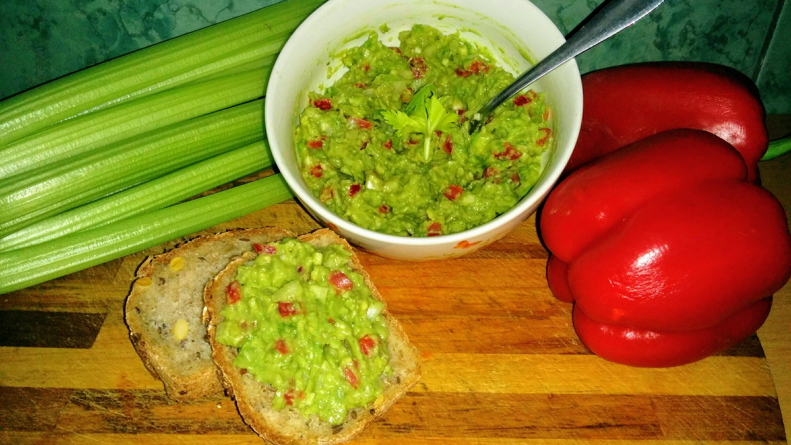Pasta z avocado z dodatkiem selera naciowego, papryki w towarzystwie cebulki i czosnku