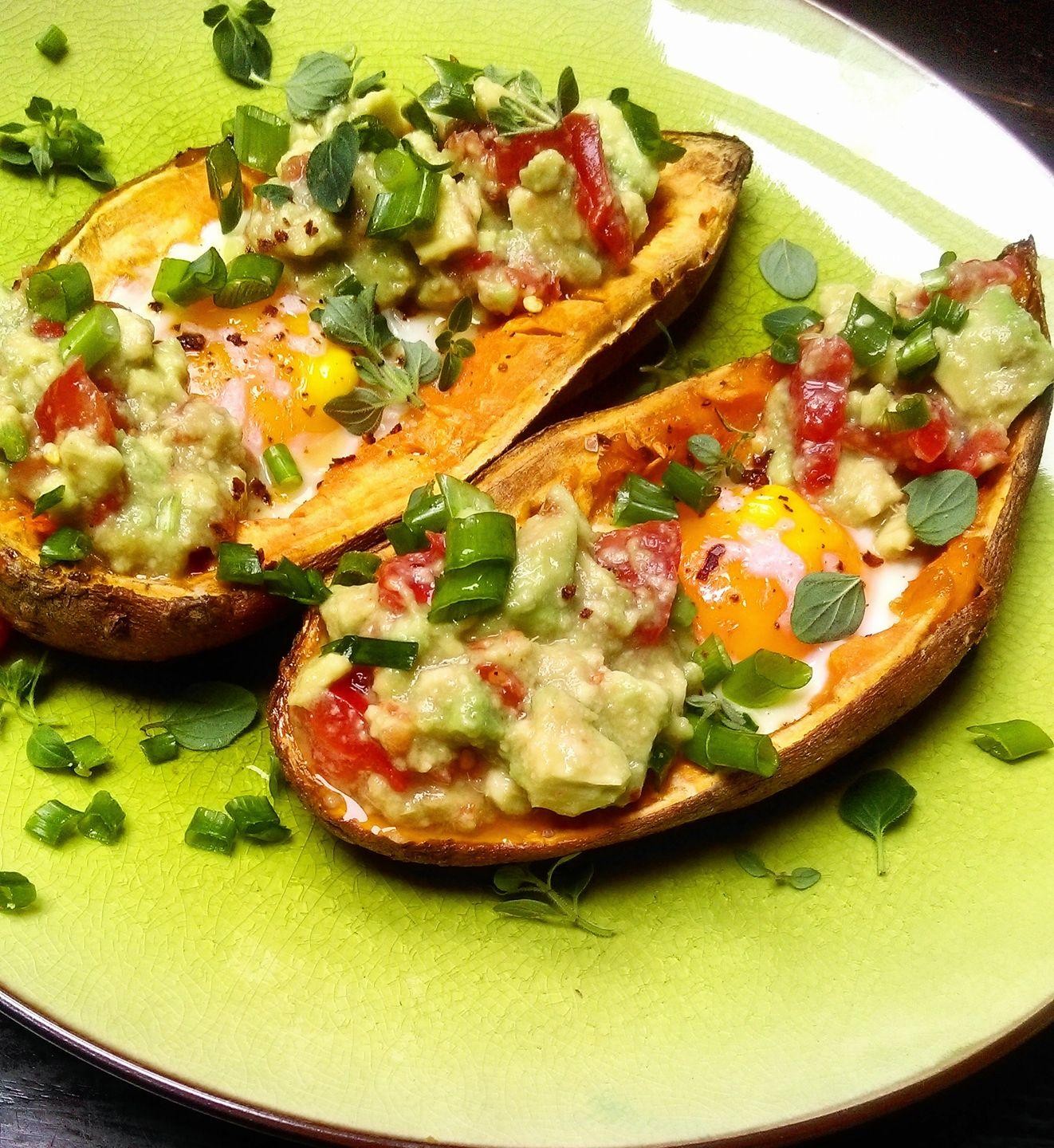 Pieczone bataty z sadzonym jajkiem, avocado i ziołami