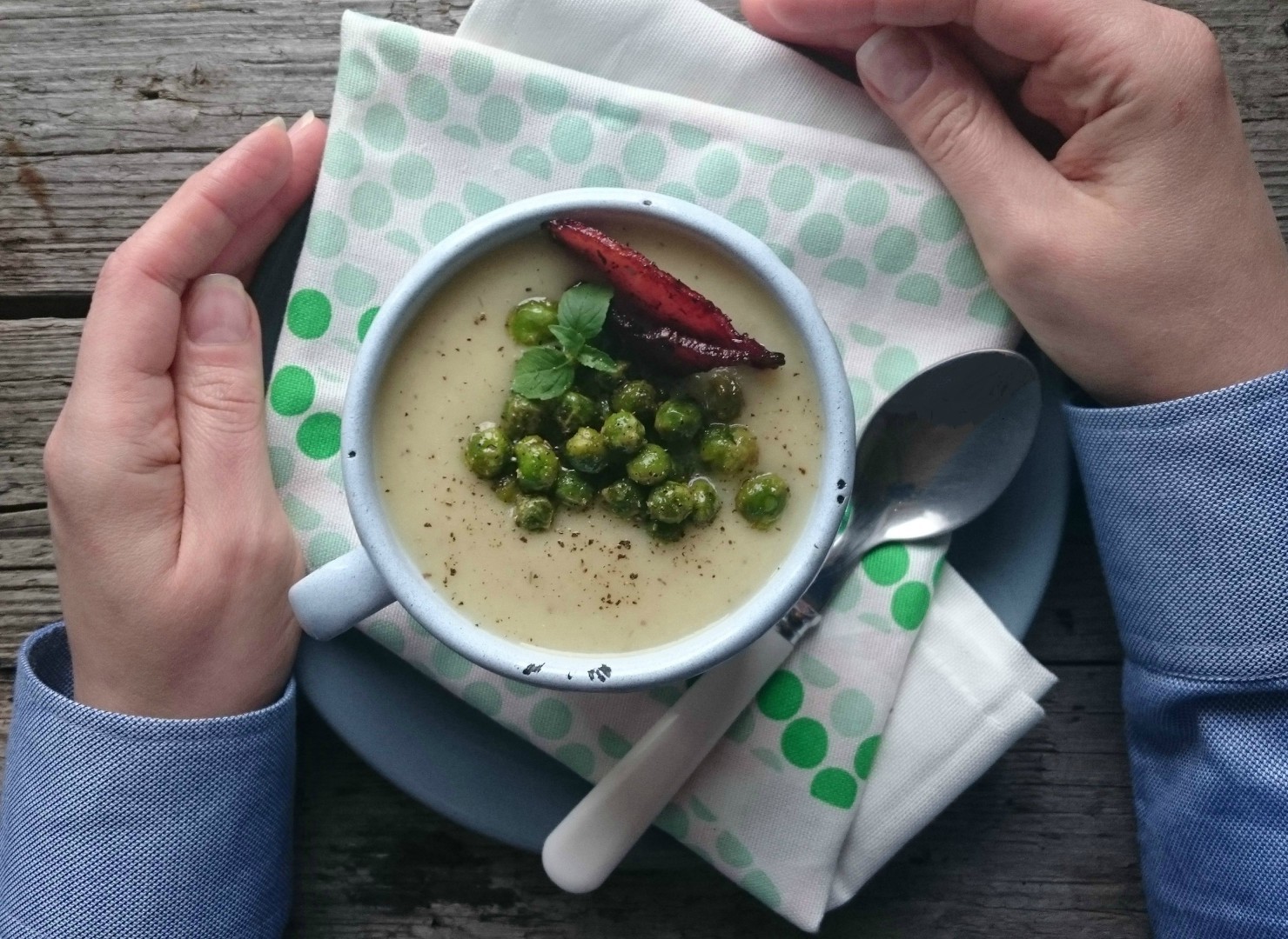 Zupa krem z białych warzyw z zielonym groszkiem