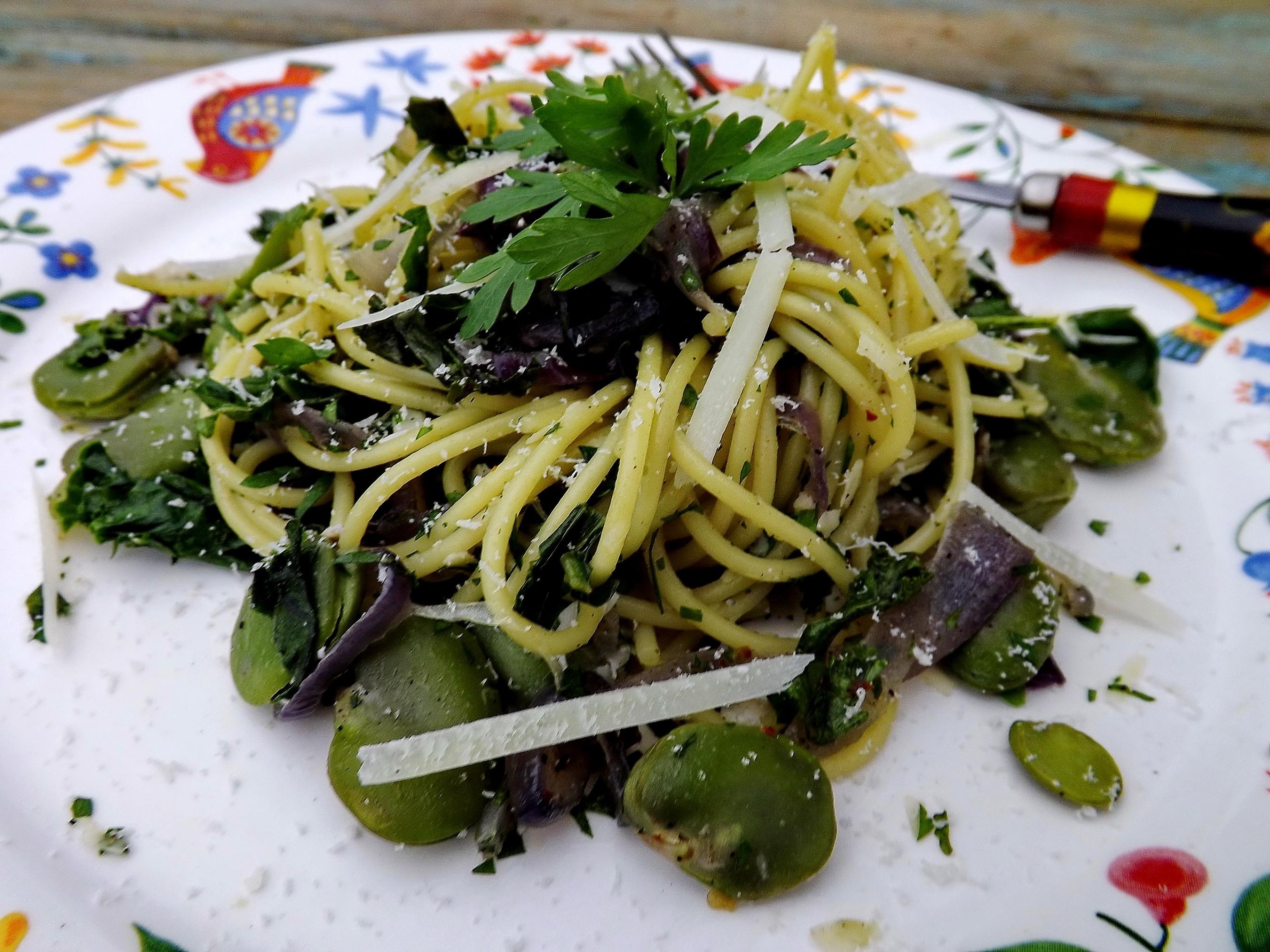Spaghetti z jarmużem, bobem, zieloną pietruszką i czerwoną cebulą