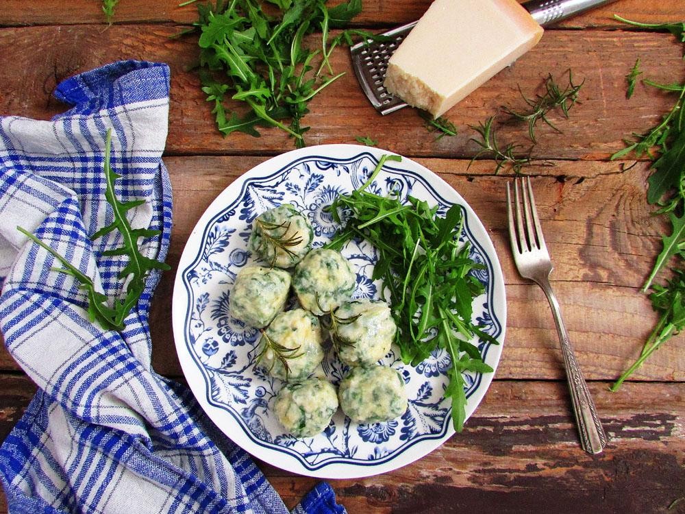 Gnocchi z rukolą i ricottą z rozmarynowym masłem
