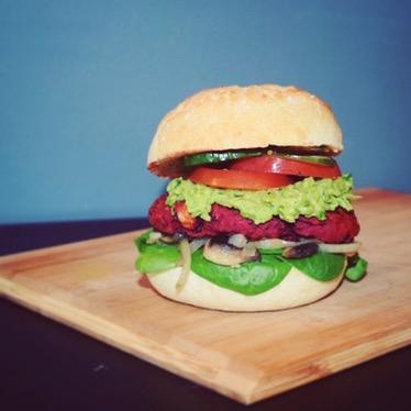 Wegeburger z buraków z puree z zielonego groszku