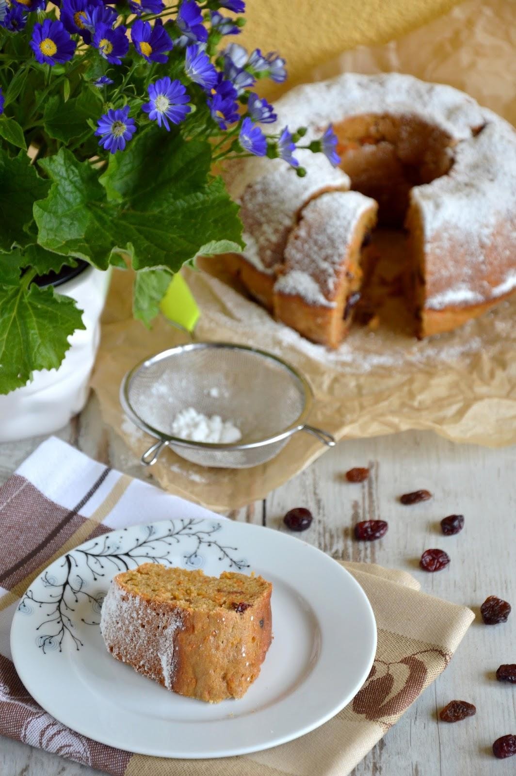 Pełnoziarnista babka z marchewką i bakaliami