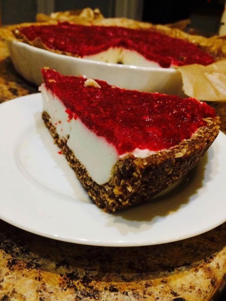 Tarta z masą jogurtową i musem malinowym 