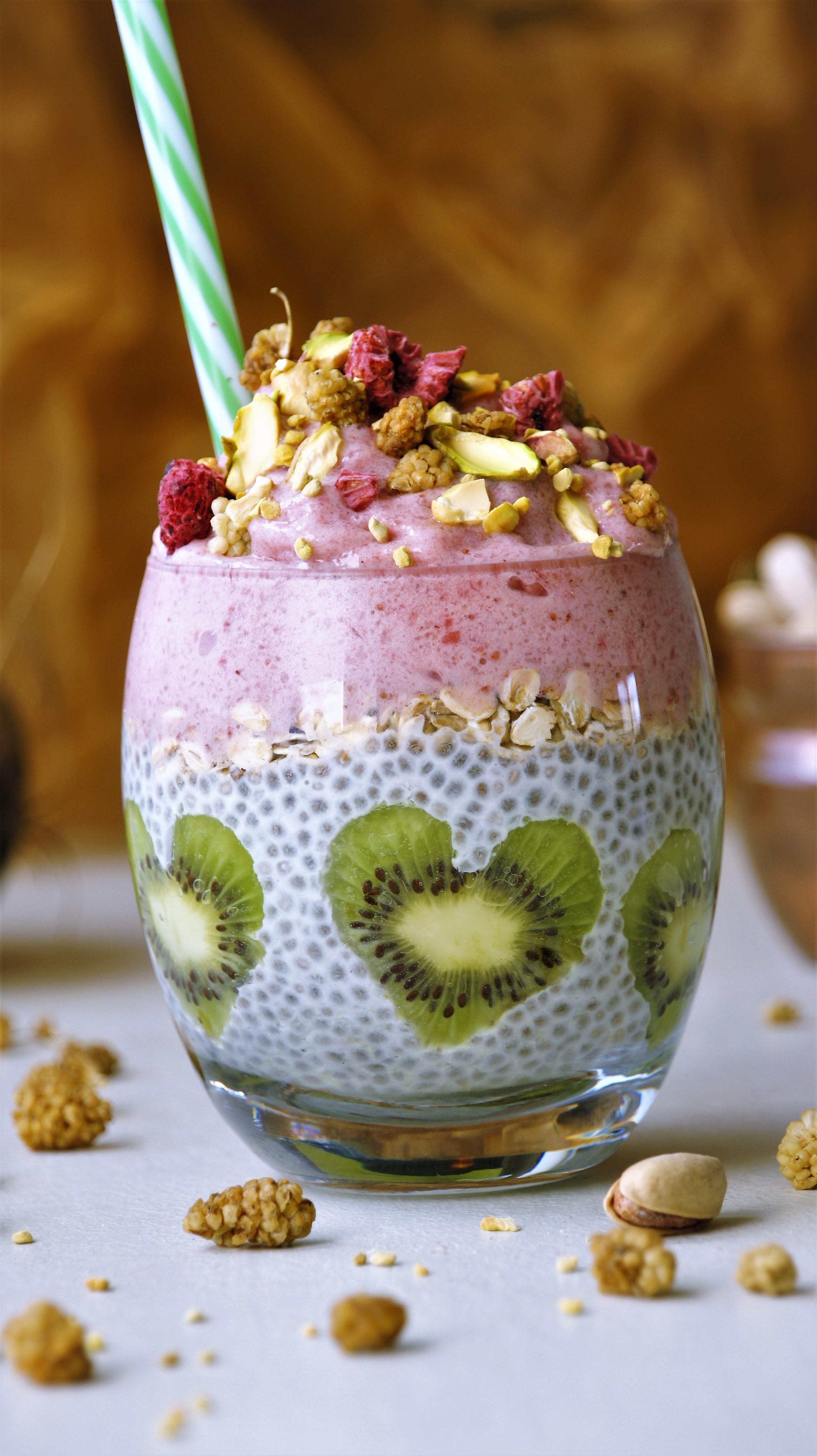 Kokosowy pudding chia z lodami truskawkowo-bananowymi