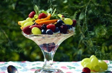 pyszny deser dietetyczny jogurtowy z owocami i musli.