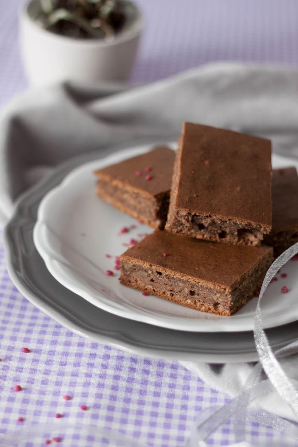 Fasolowe brownie budyniowe z orzechami i karobem na białkach (bez cukru)