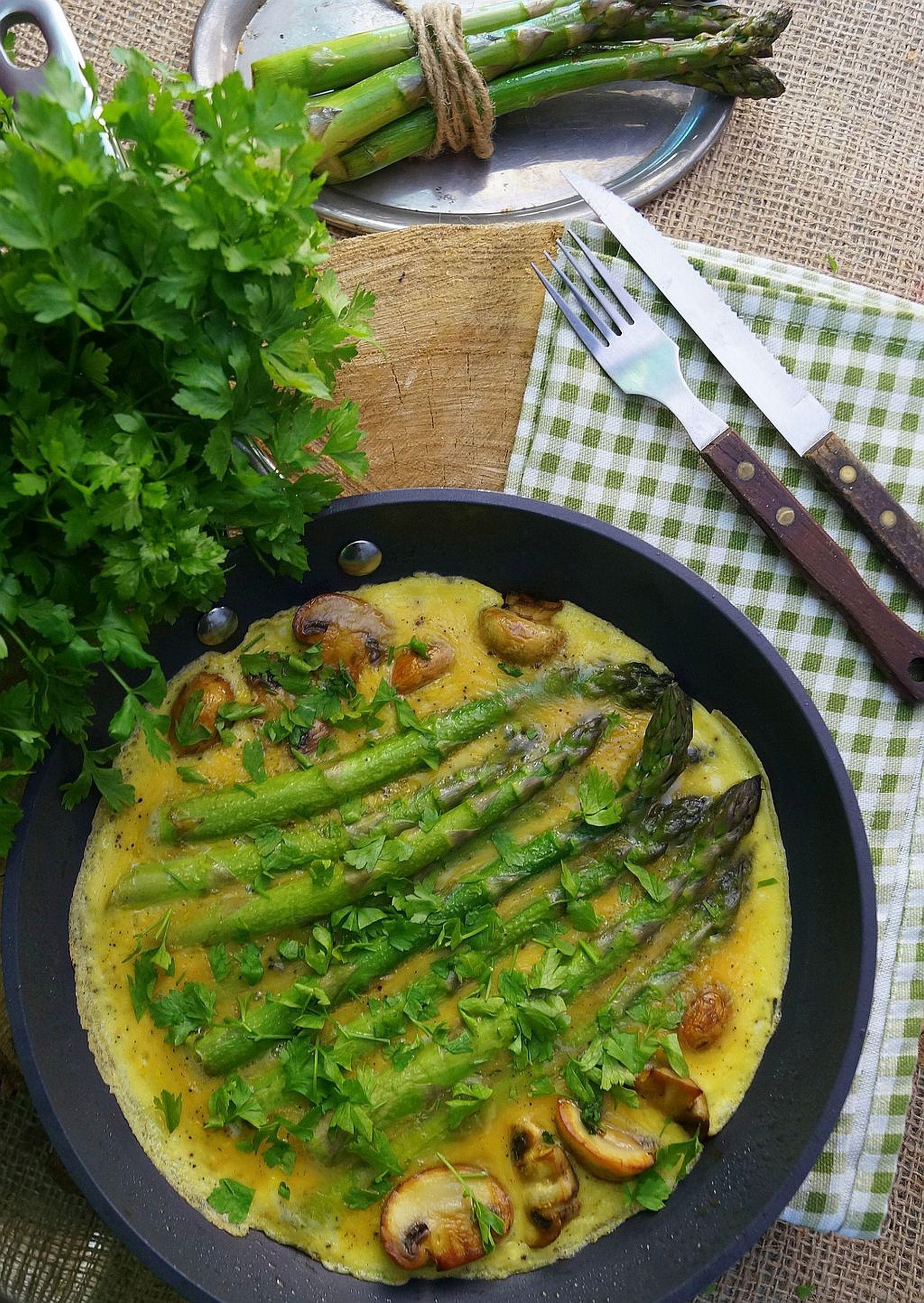 Omlet z zielonymi szparagami i pieczarkami