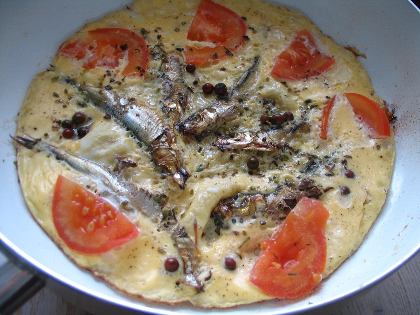 Omlet ze szprotkami i czerwonym pieprzem 