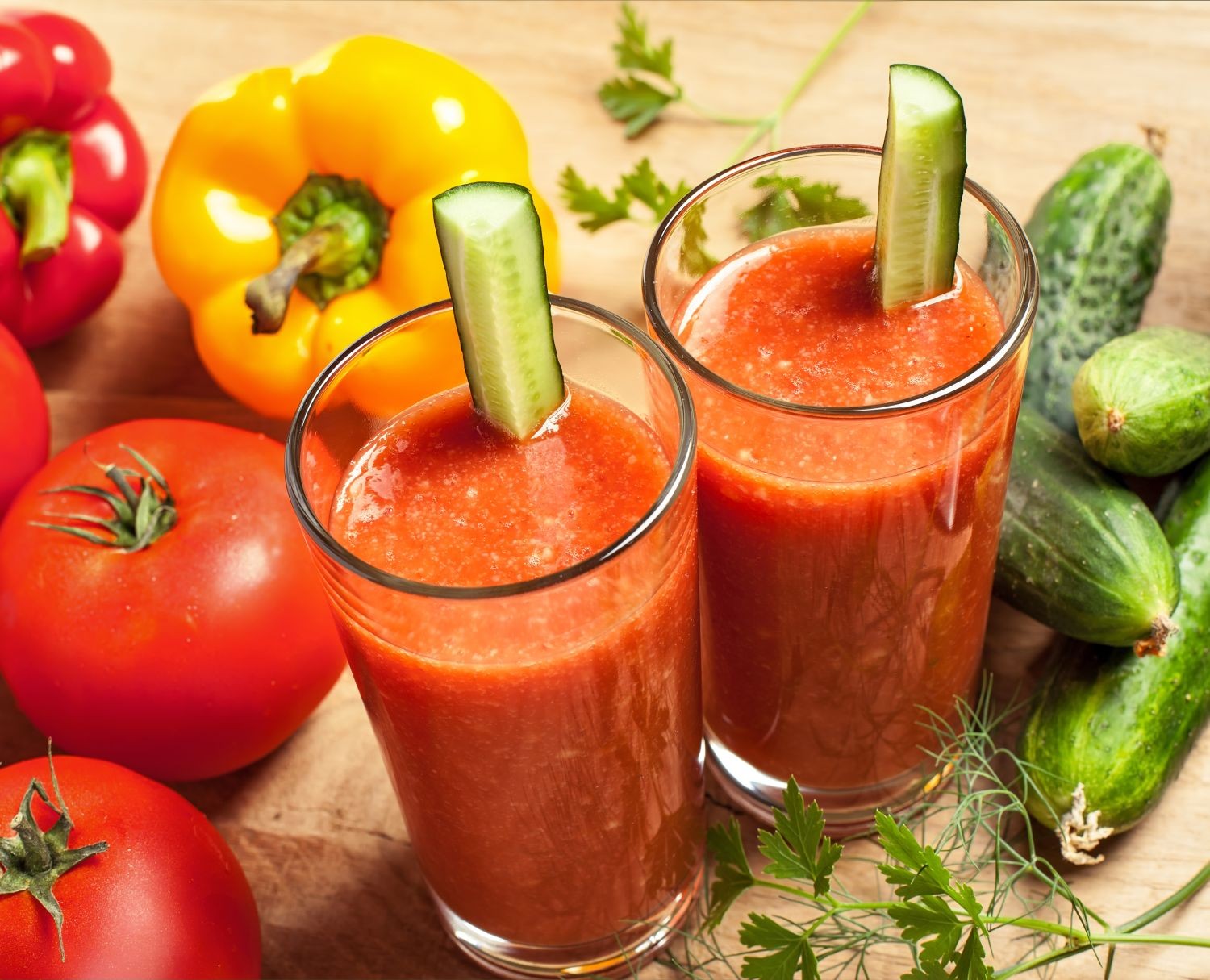 Orzeźwiający sok z pomidorów i ogórków kiszonych
