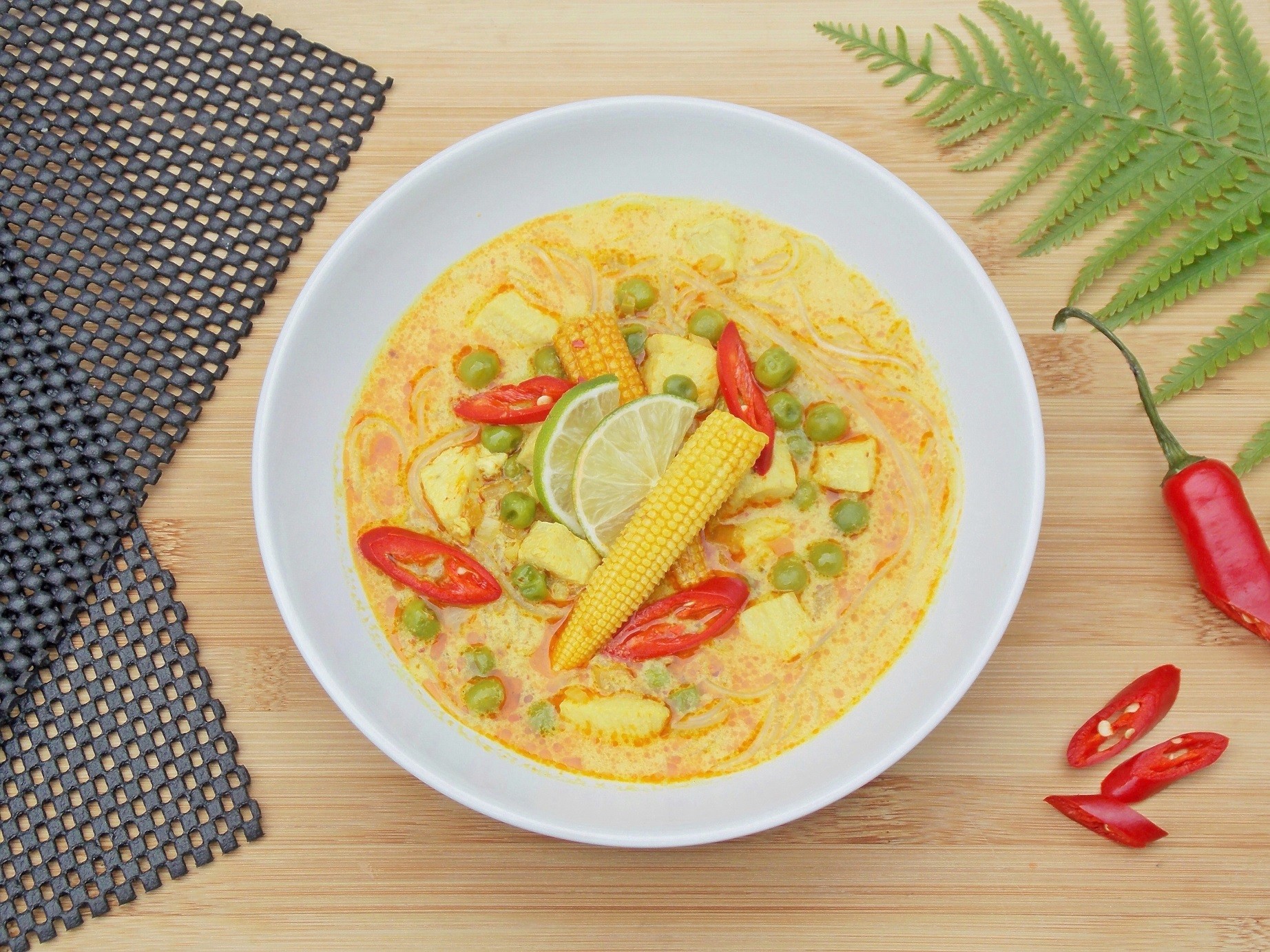 Azjatycka zupa z kurczakiem i czerwoną pastą curry