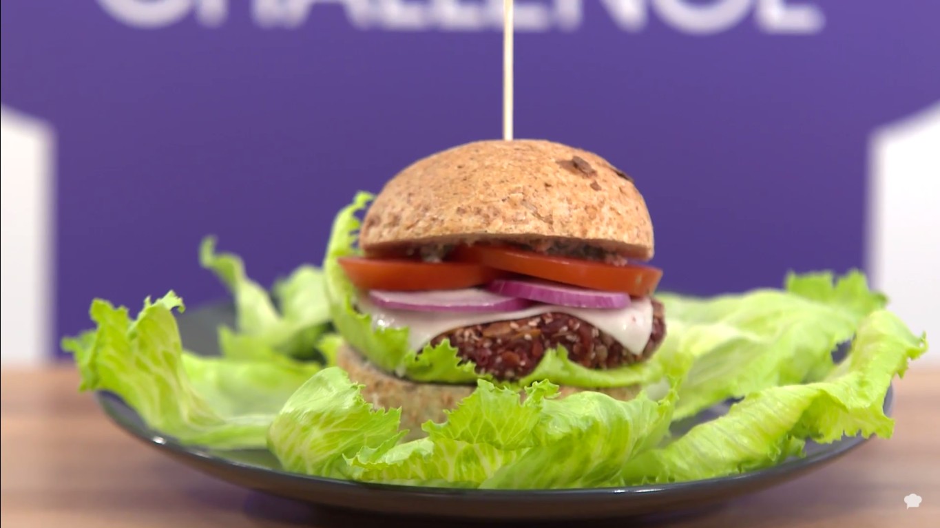 Burgery buraczane z kozim serem Miłosza Zaremby