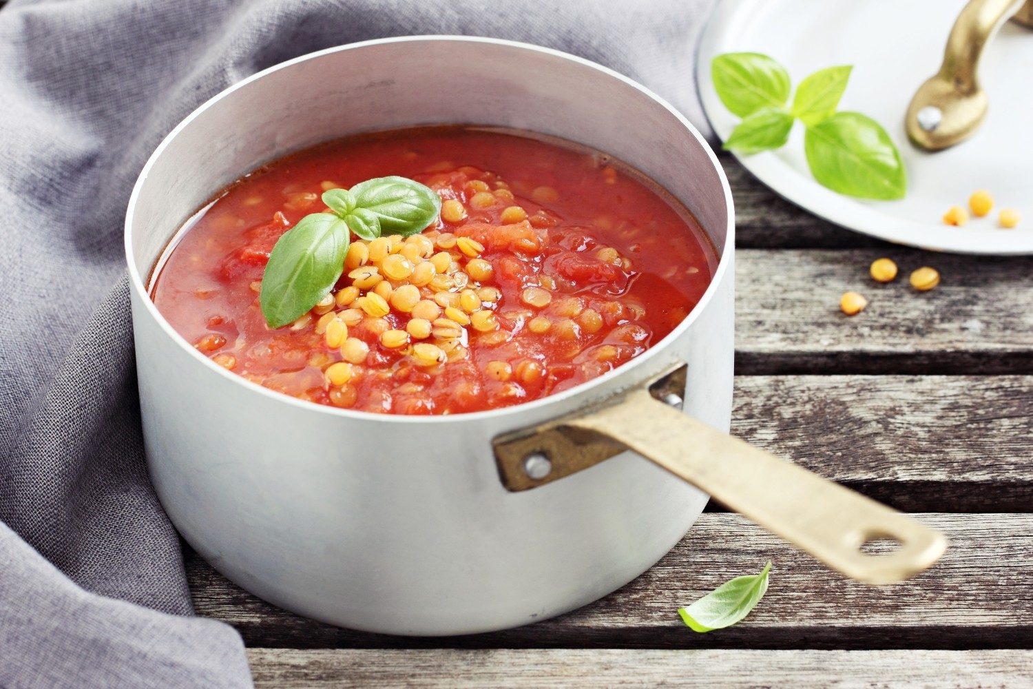 Domowa zupa pomidorowa z soczewicą