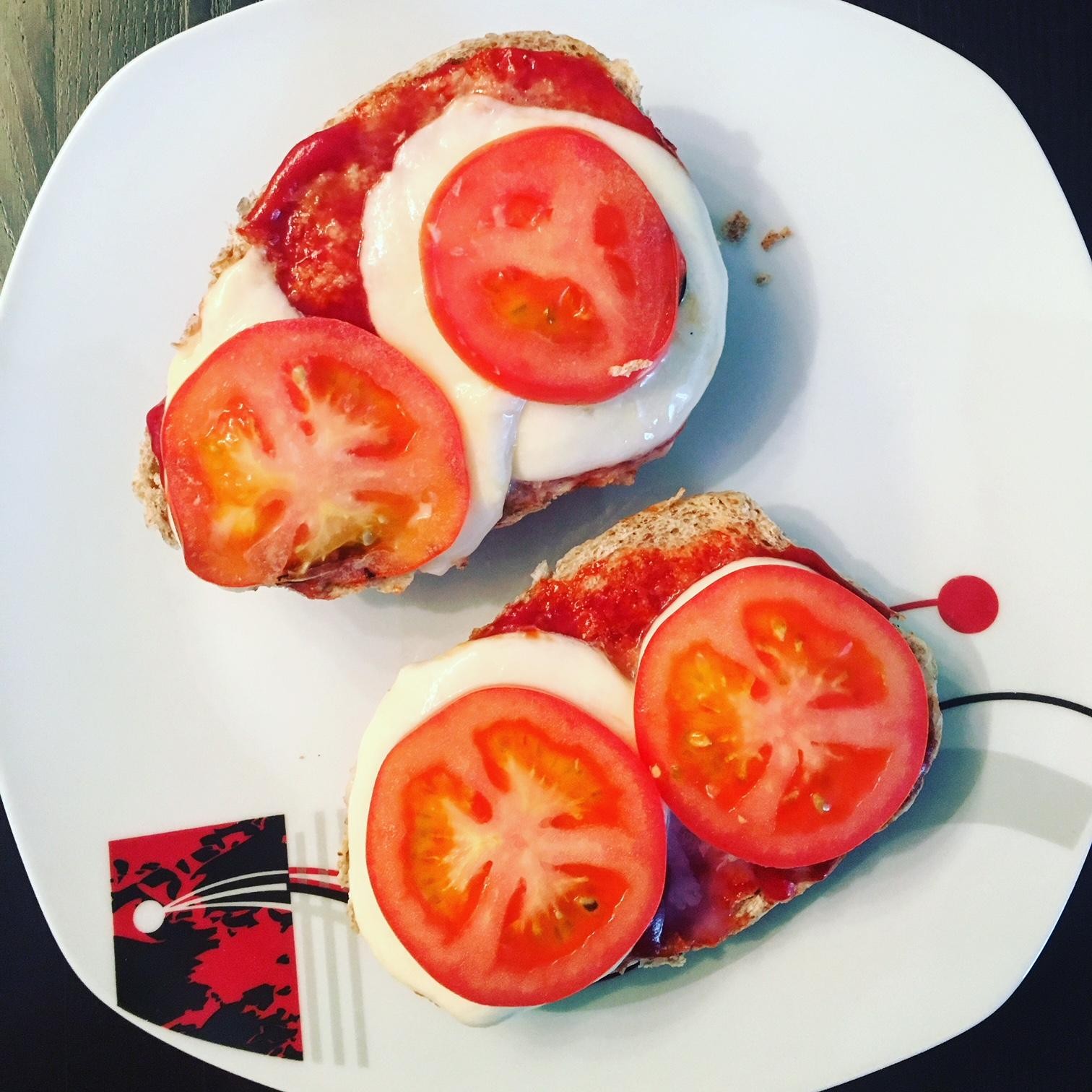 Bułka grahamka z mozzarellą i pomidorem