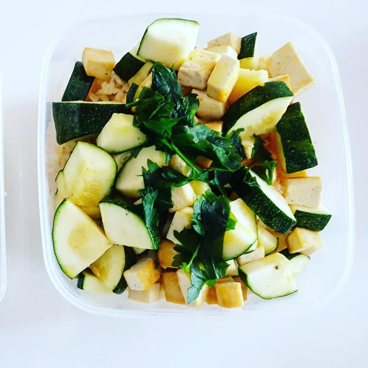 Tofu z kaszą i cukinią