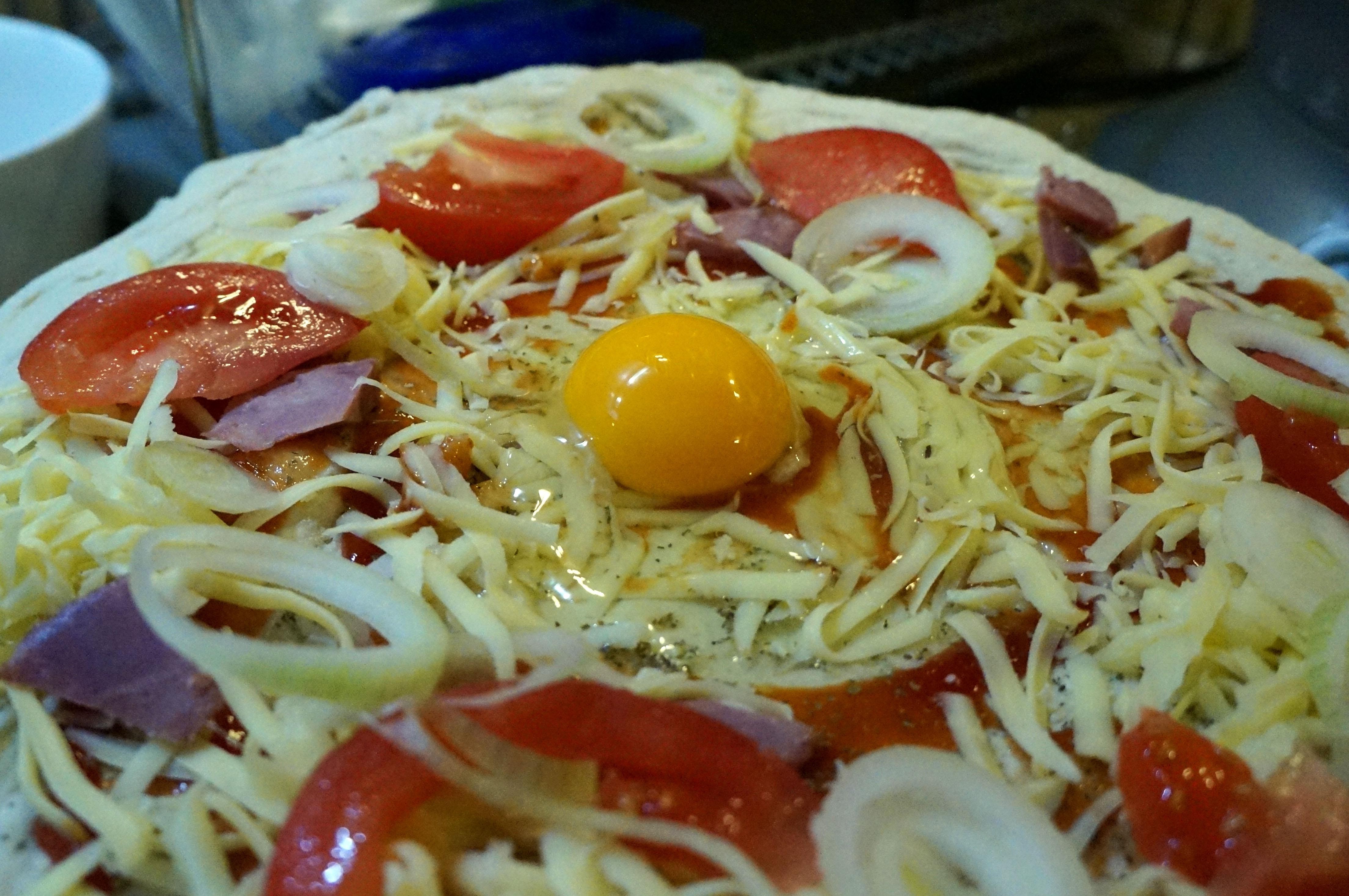 Pizza z pomidorami i jajem