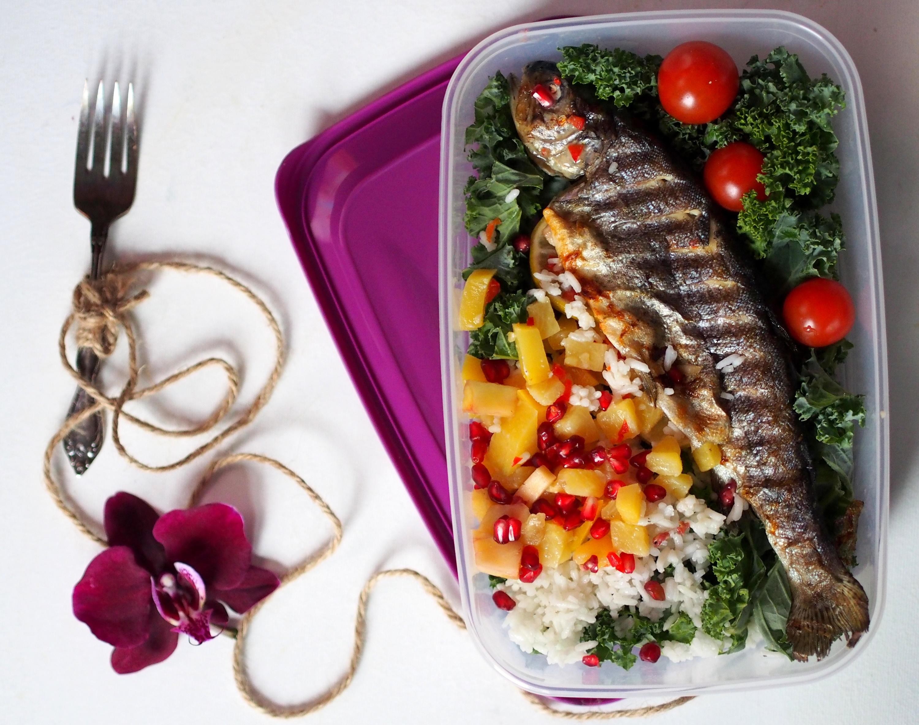 Grillowany pstrąg z ryżem kokosowym, ananasem, mango i granatem,
