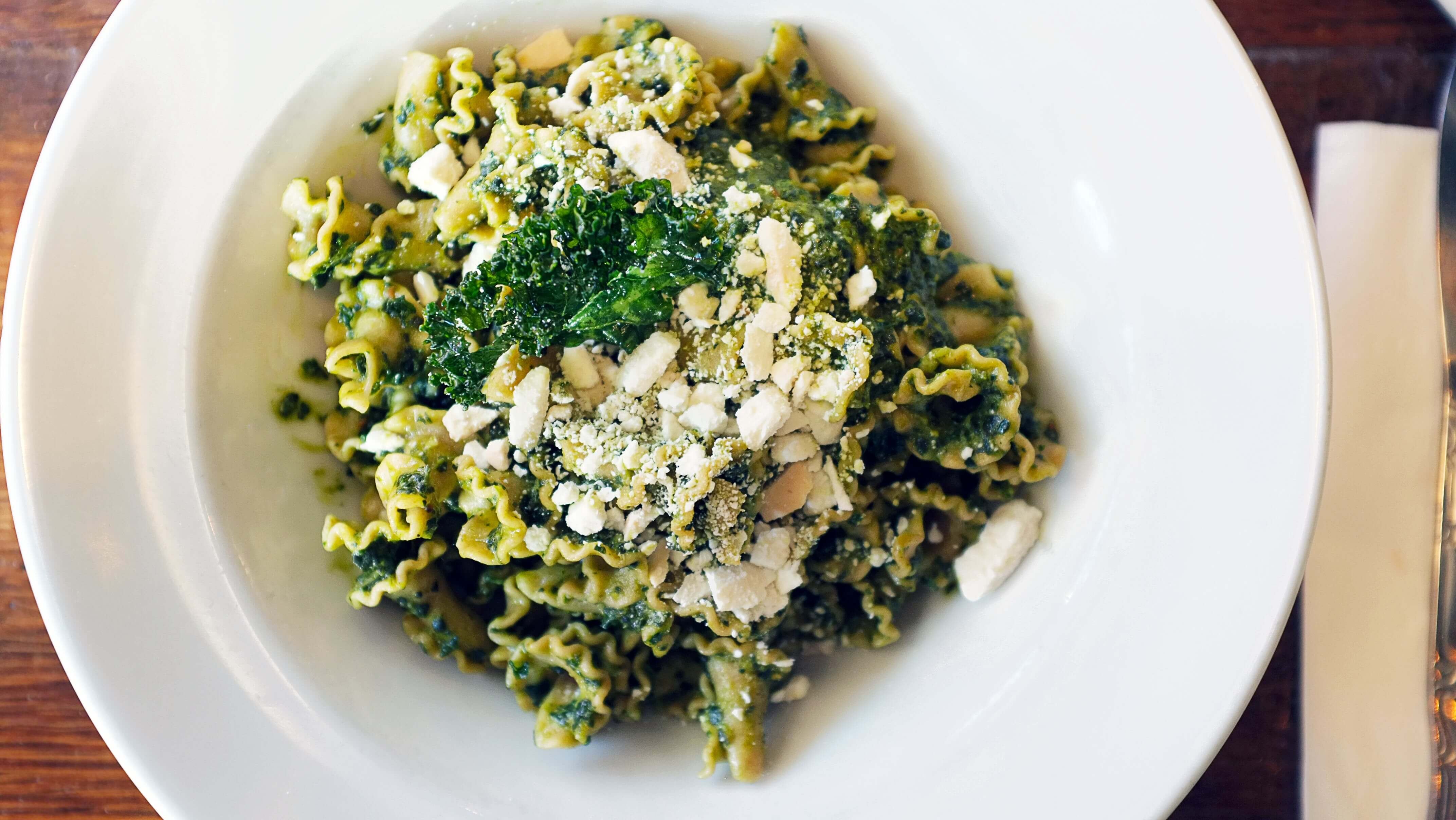 Makaronowa sałatka z bazyliowym pesto