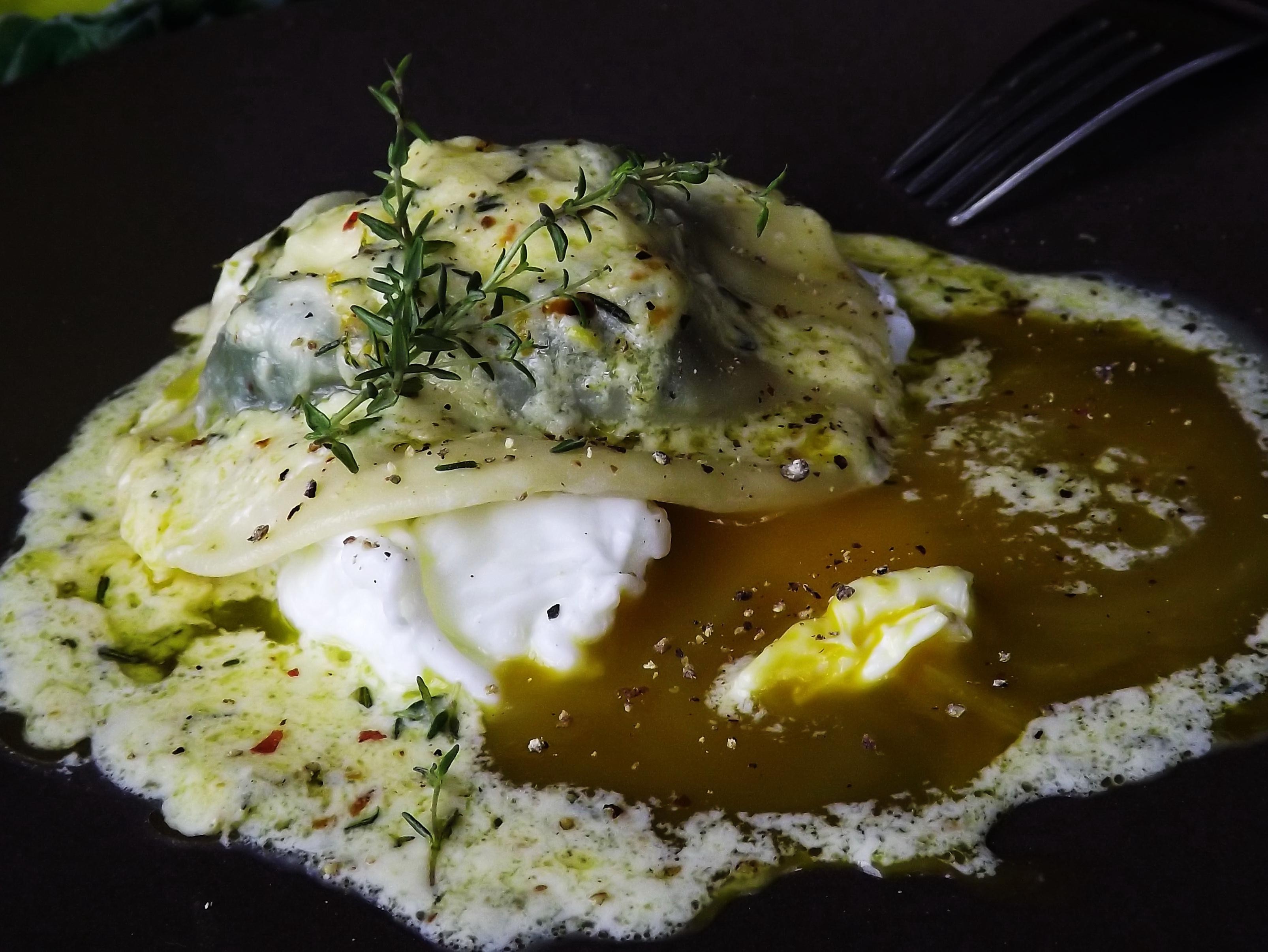 Ravioli ze szpinakiem i kozim serem na jajku i z sosem cytrynowym