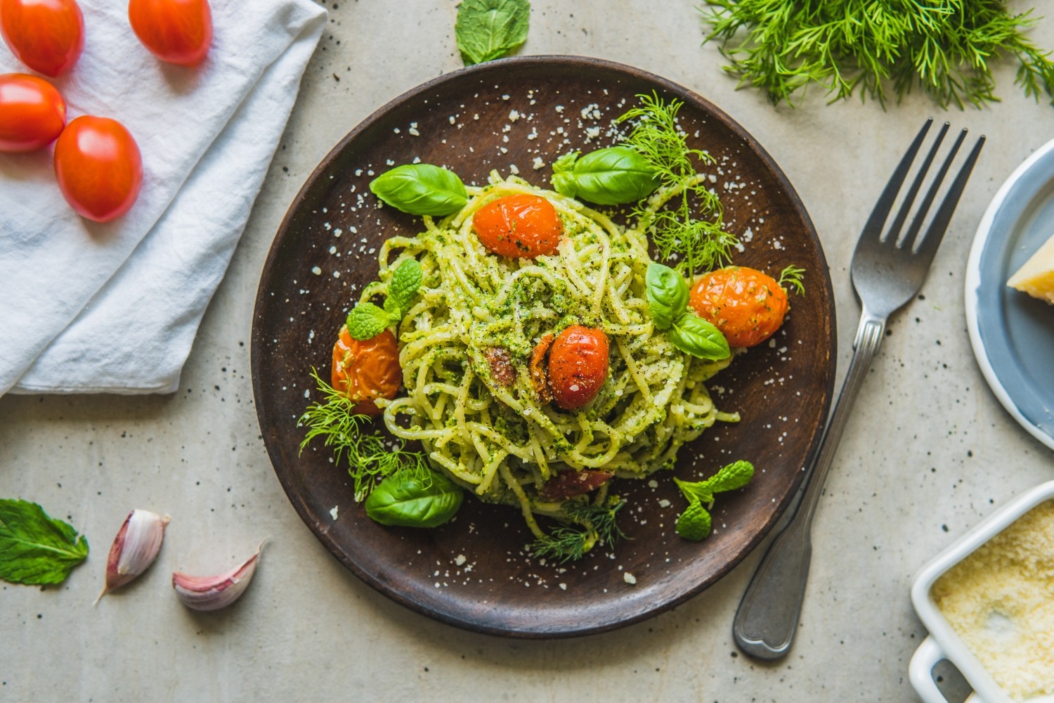 Szybki makaron z wiosennym pesto