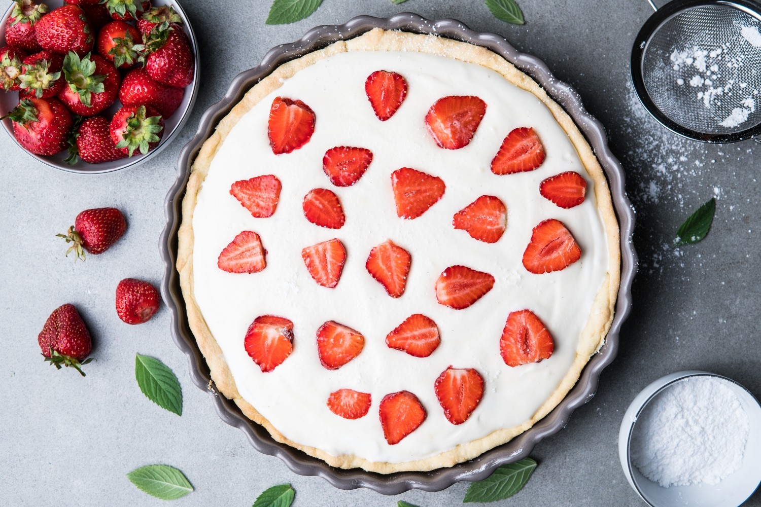 Tarta z truskawkami i kremem waniliowym